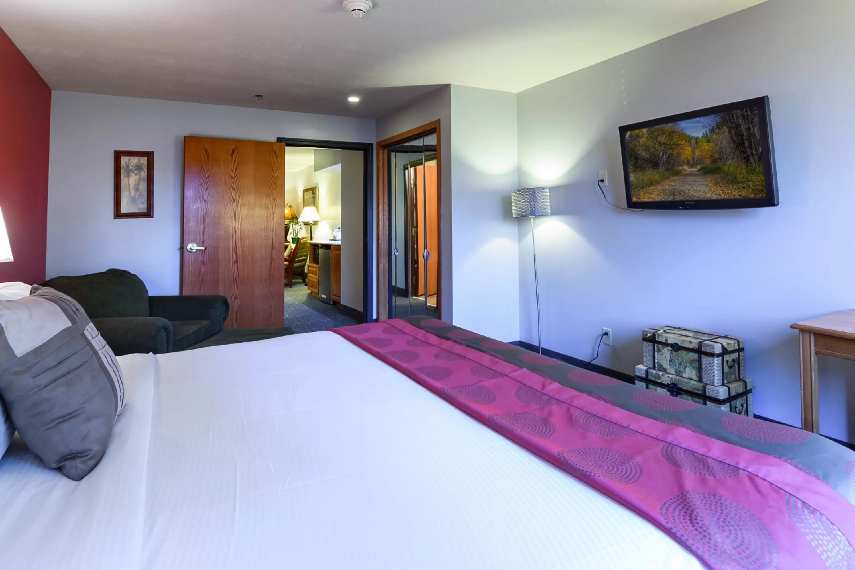 Bedroom, Bed in Ramada by Wyndham Sioux Falls Airport - Waterpark Resort & Event Center