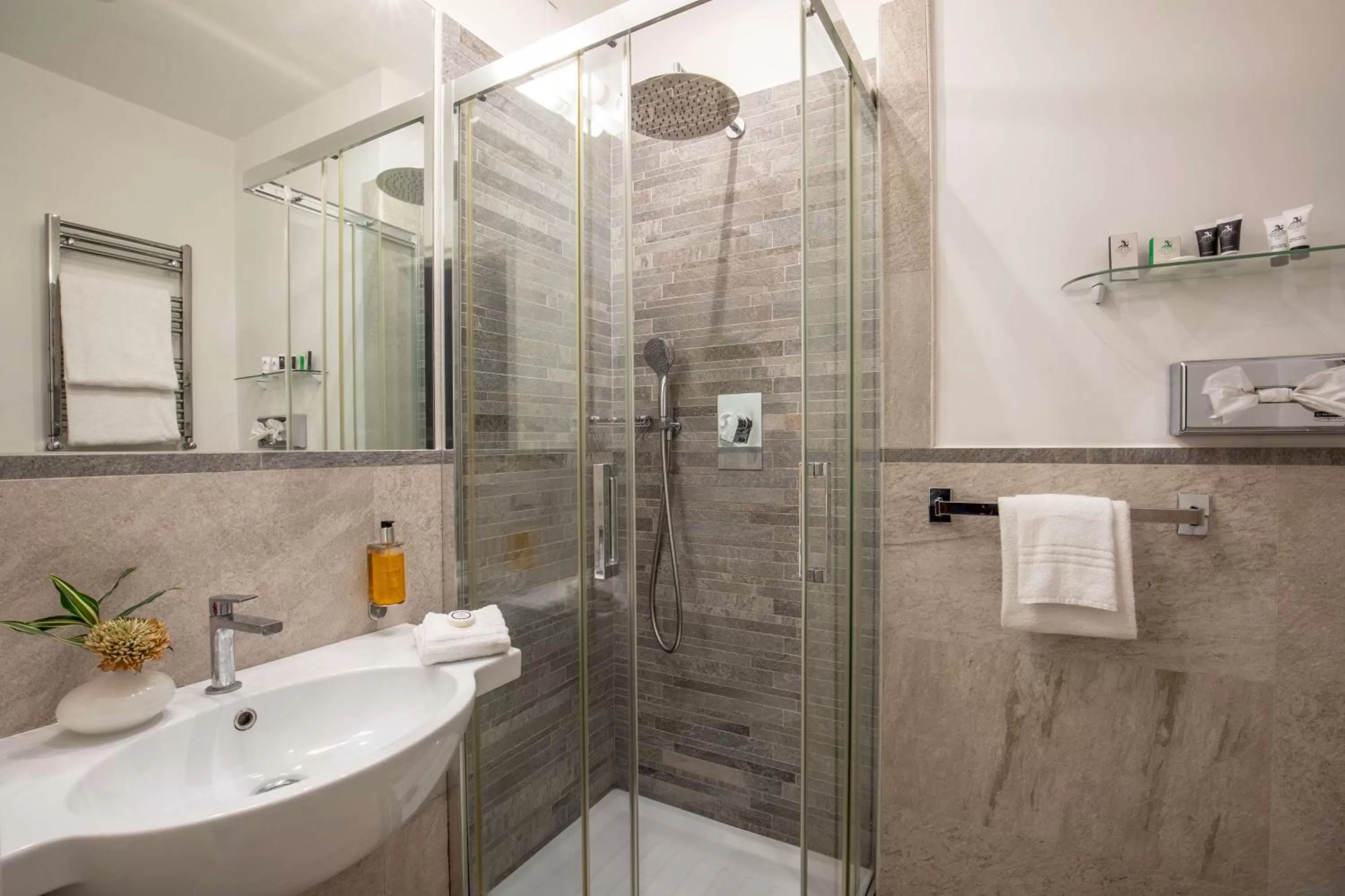 Bathroom in Hotel Diana Roof Garden