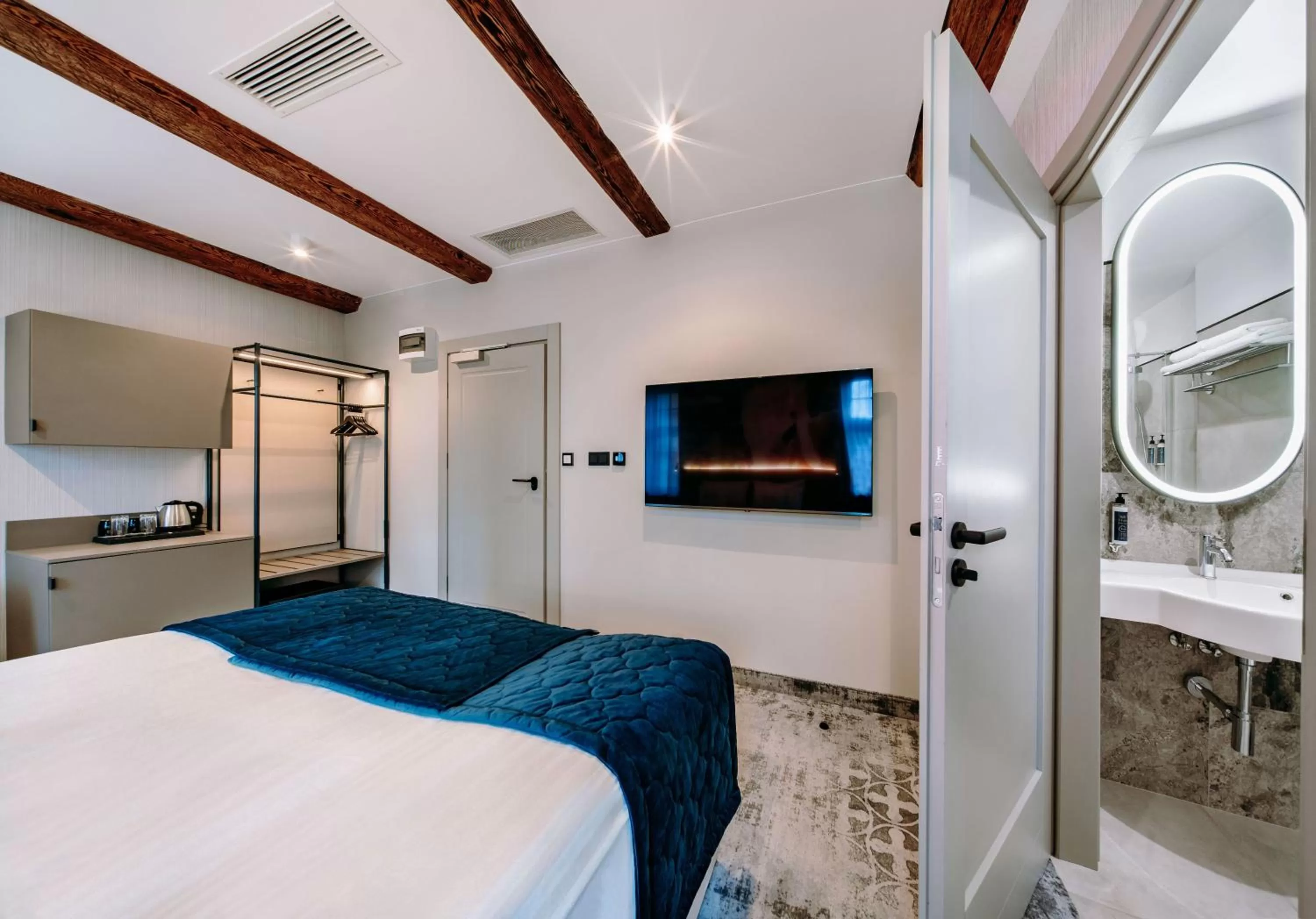 TV and multimedia, Bed in Hotel ETER