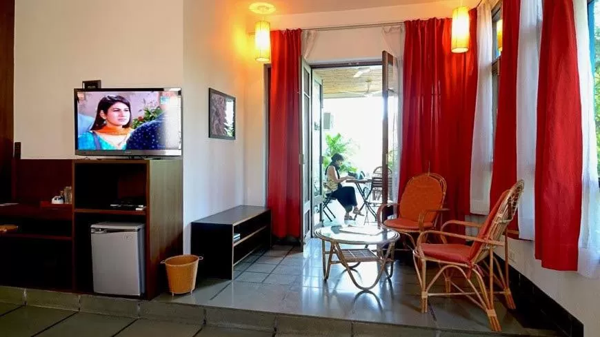 Day, TV/Entertainment Center in B Nineteen