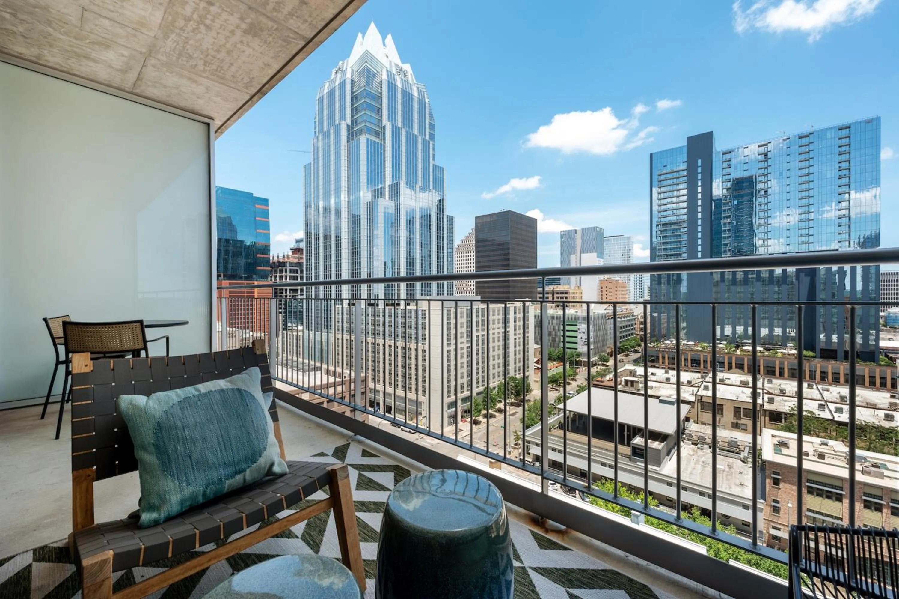 Property building, Balcony/Terrace in Kasa Lady Bird Lake Austin