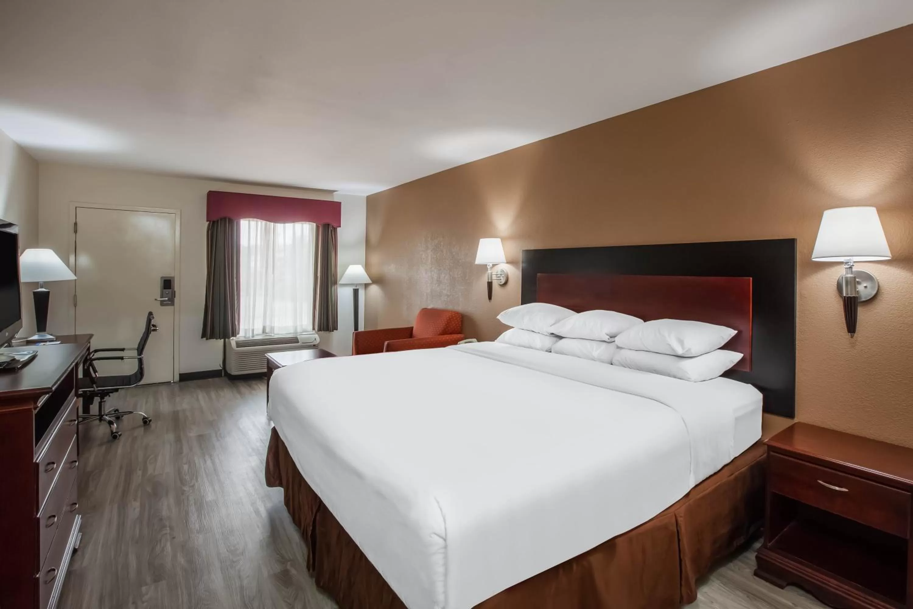 Photo of the whole room, Bed in Days Inn & Suites by Wyndham Tyler