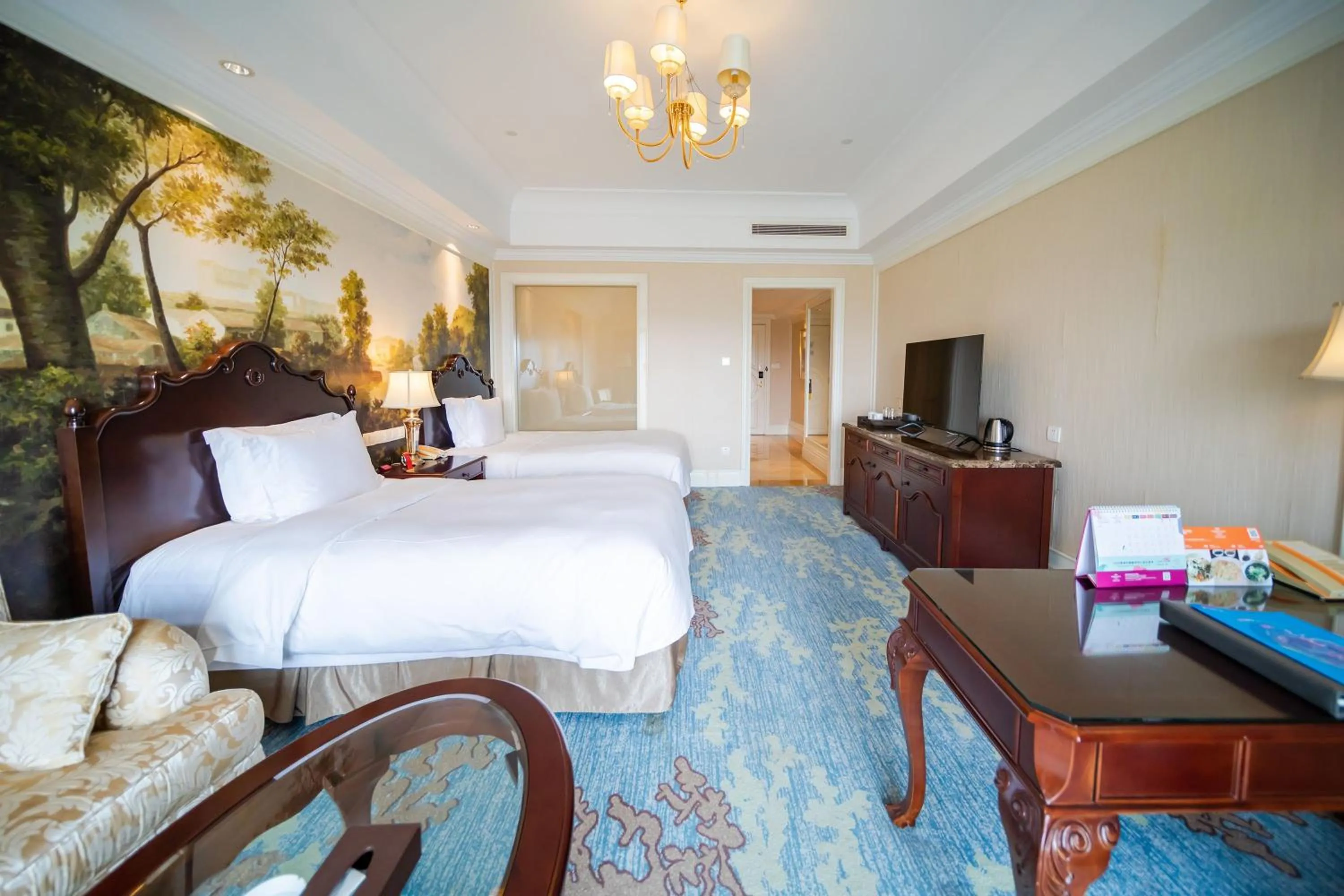 Photo of the whole room, Bed in Crowne Plaza Ocean Spring Resort by IHG