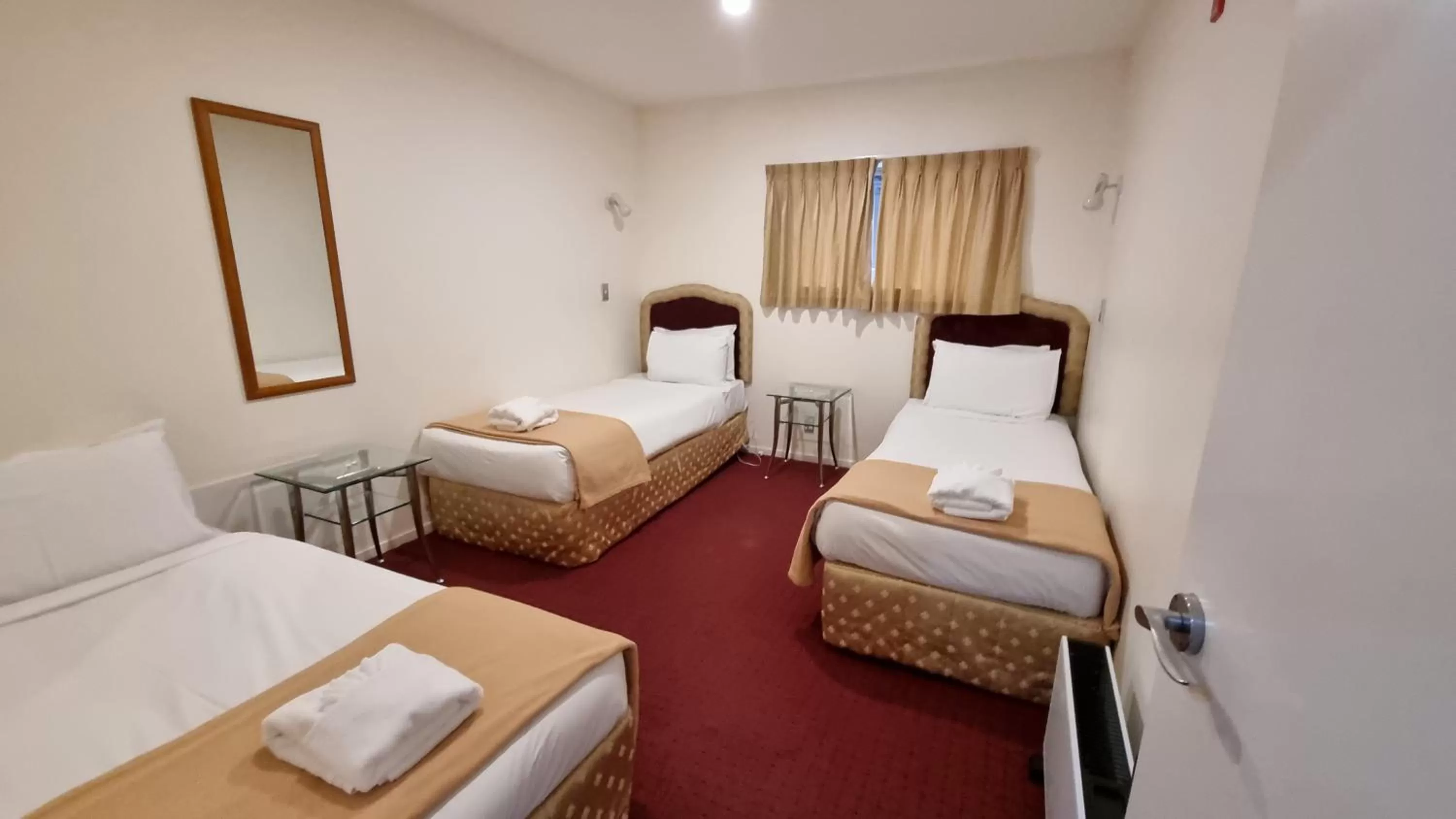 Bed in Chantillys Motor Lodge