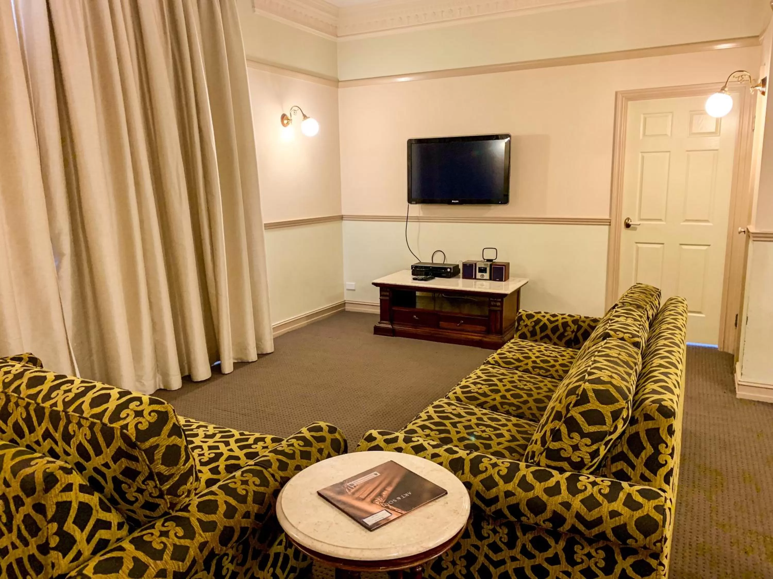 Communal lounge/ TV room in Royal Albert Hotel
