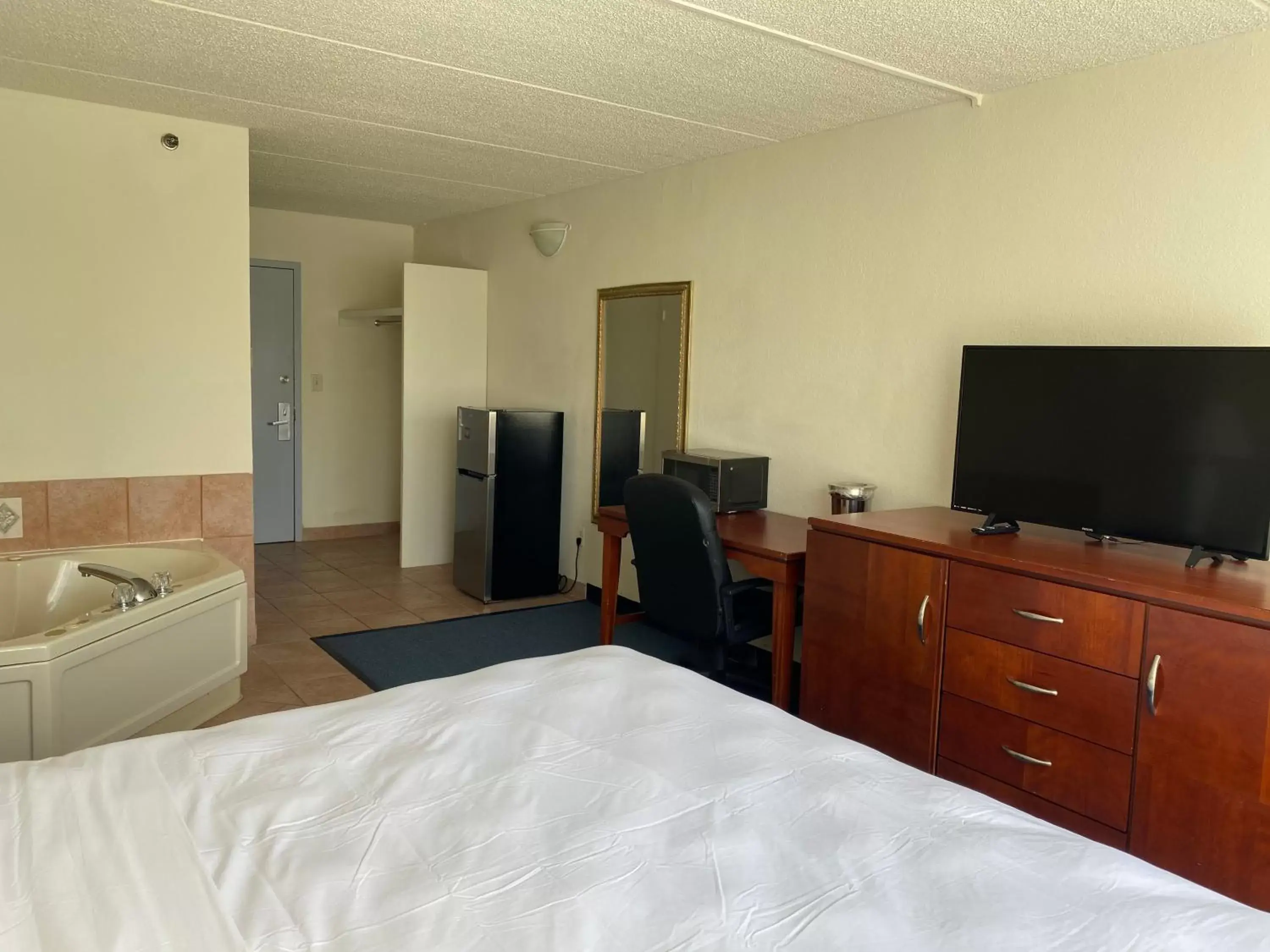 King Room with Balcony in Miami Gardens Inn & Suites King Room with Balcony in Miami Gardens Inn & Suites