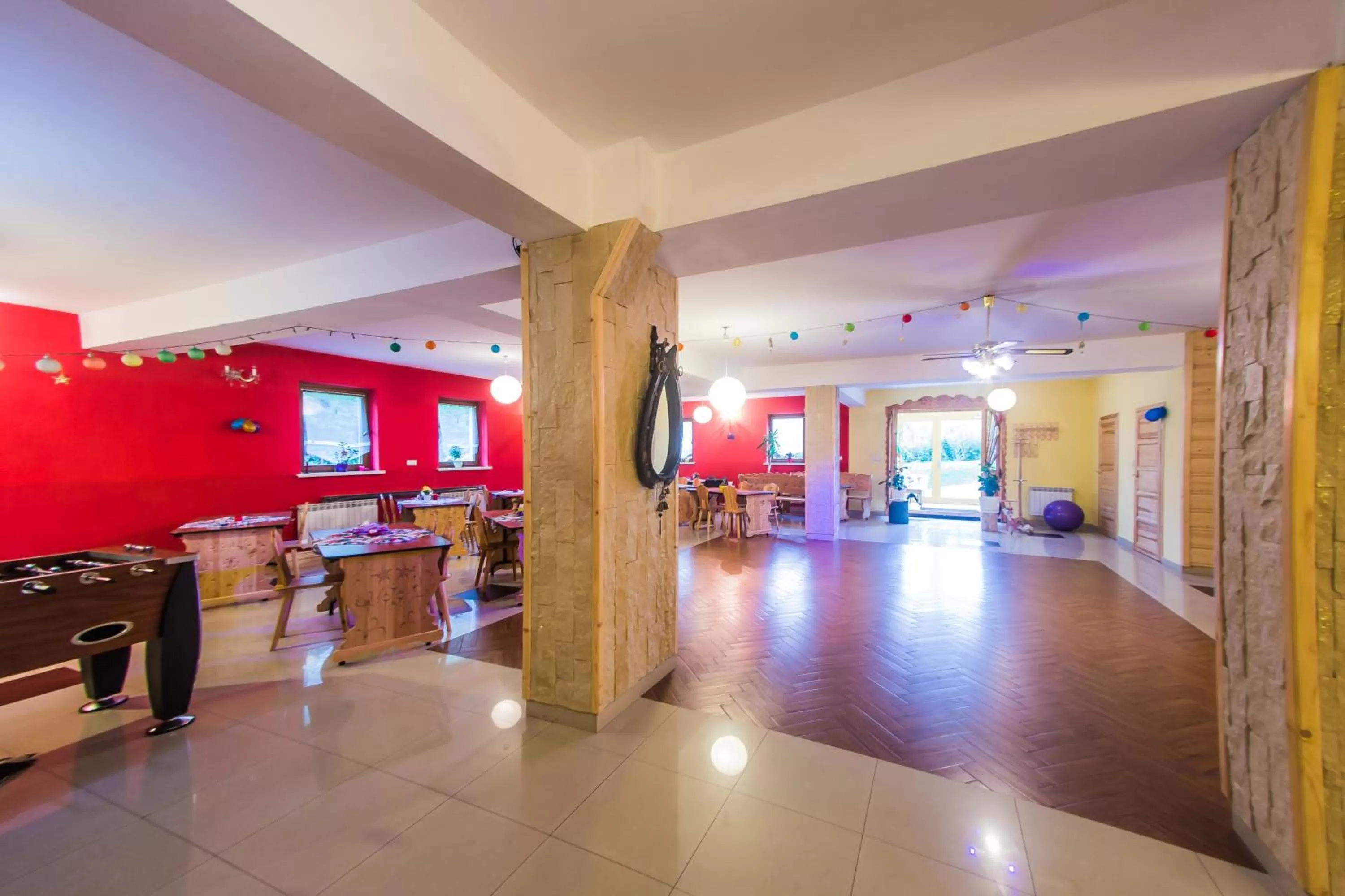 Communal lounge/ TV room in Apartamenty i pokoje gościnne Nowita