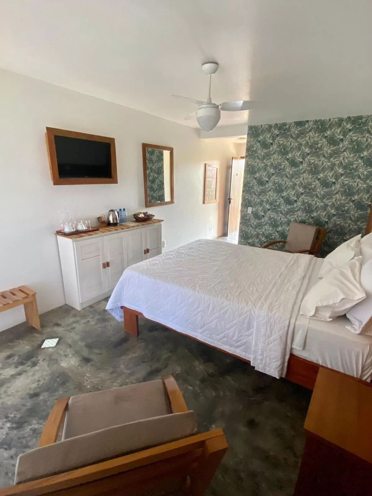 Property building, Bed in Pousada dos Hibiscus