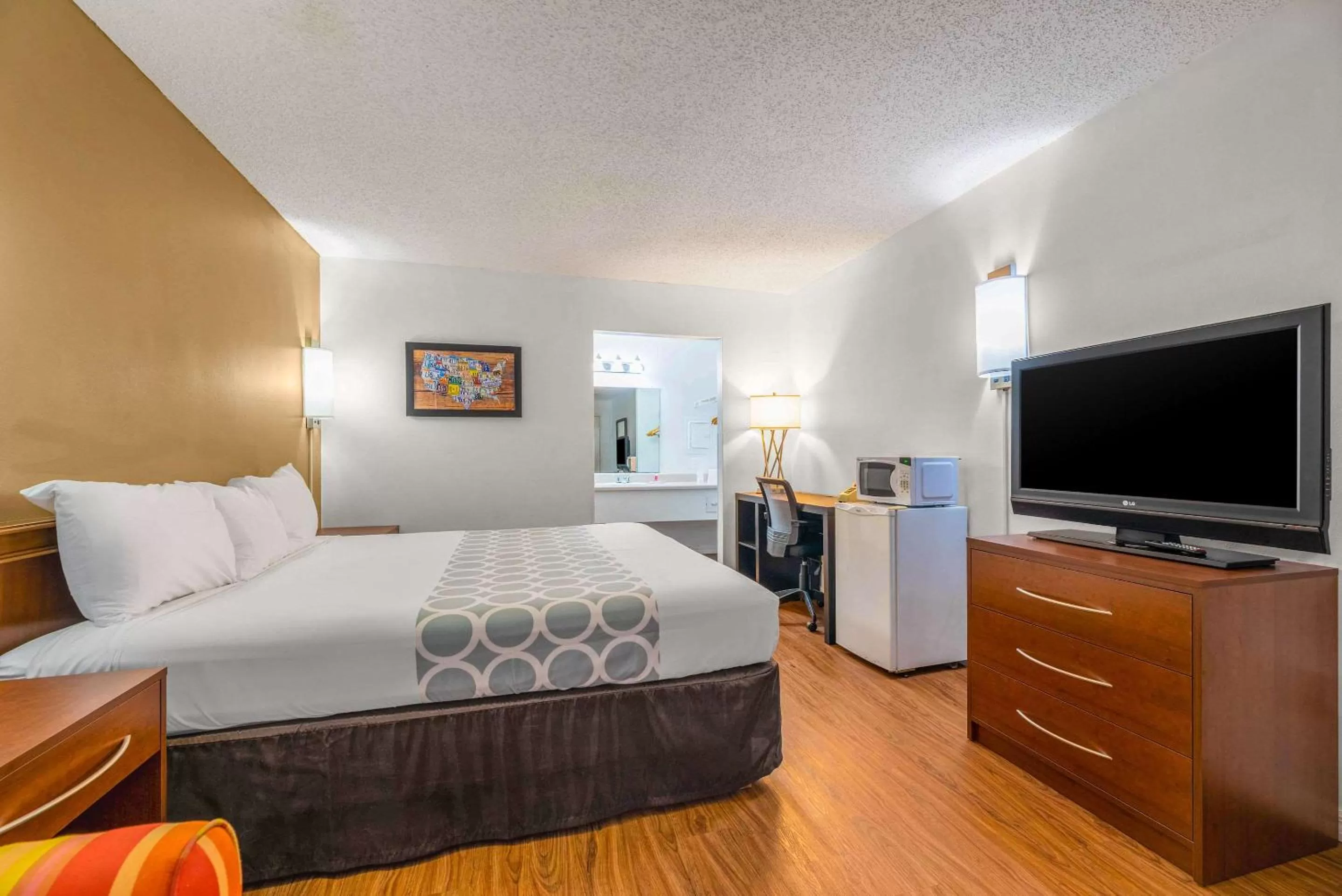 Photo of the whole room, Bed in Econo Lodge Crystal River