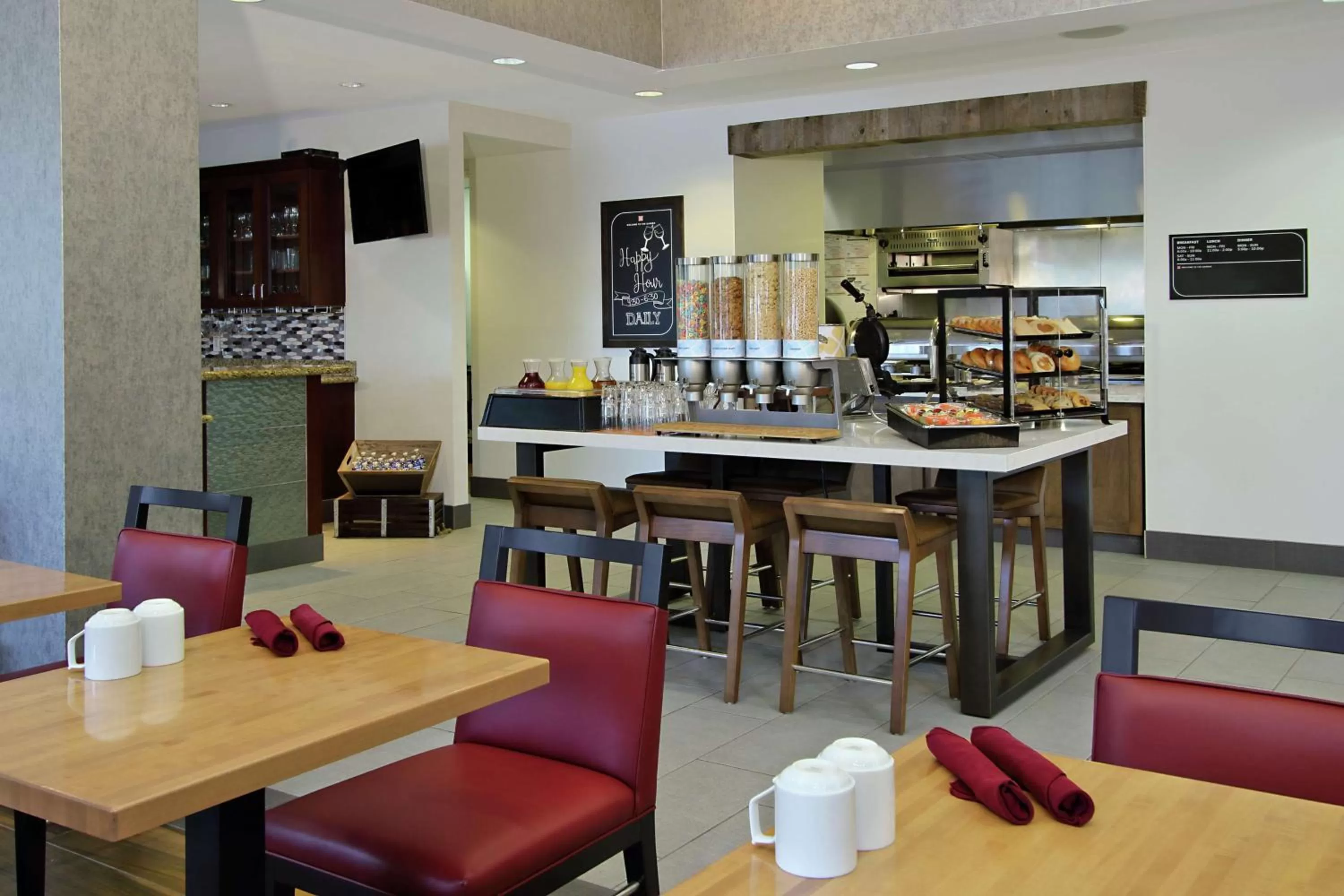 Dining area in Hilton Garden Inn Sonoma County Airport