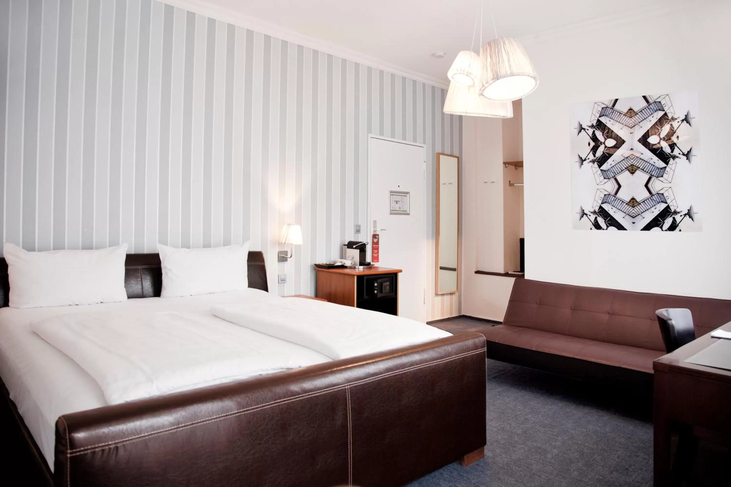 Photo of the whole room, Bed in Les Nations