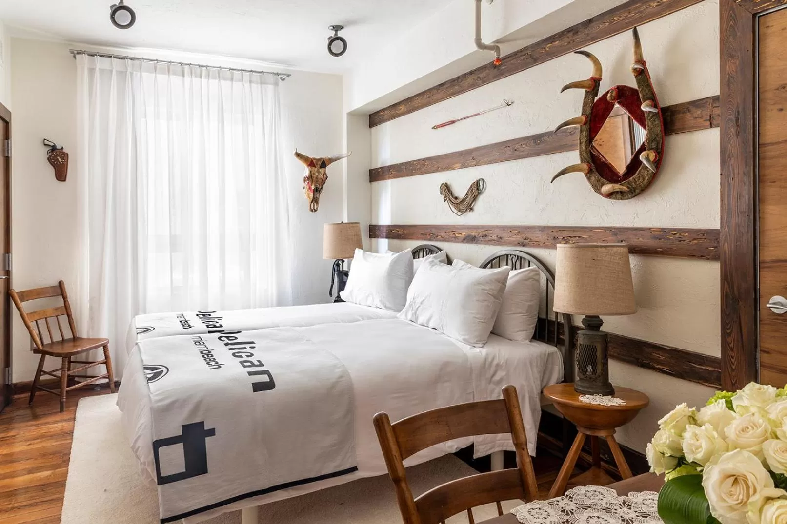 Photo of the whole room, Bed in Pelican Hotel