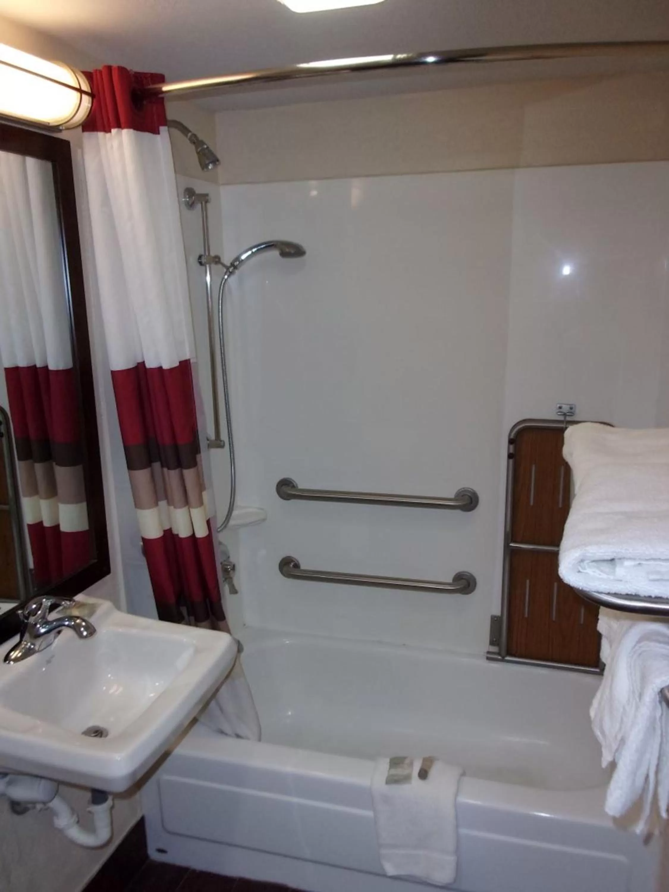 Bathroom in Red Roof Inn Springfield, IL