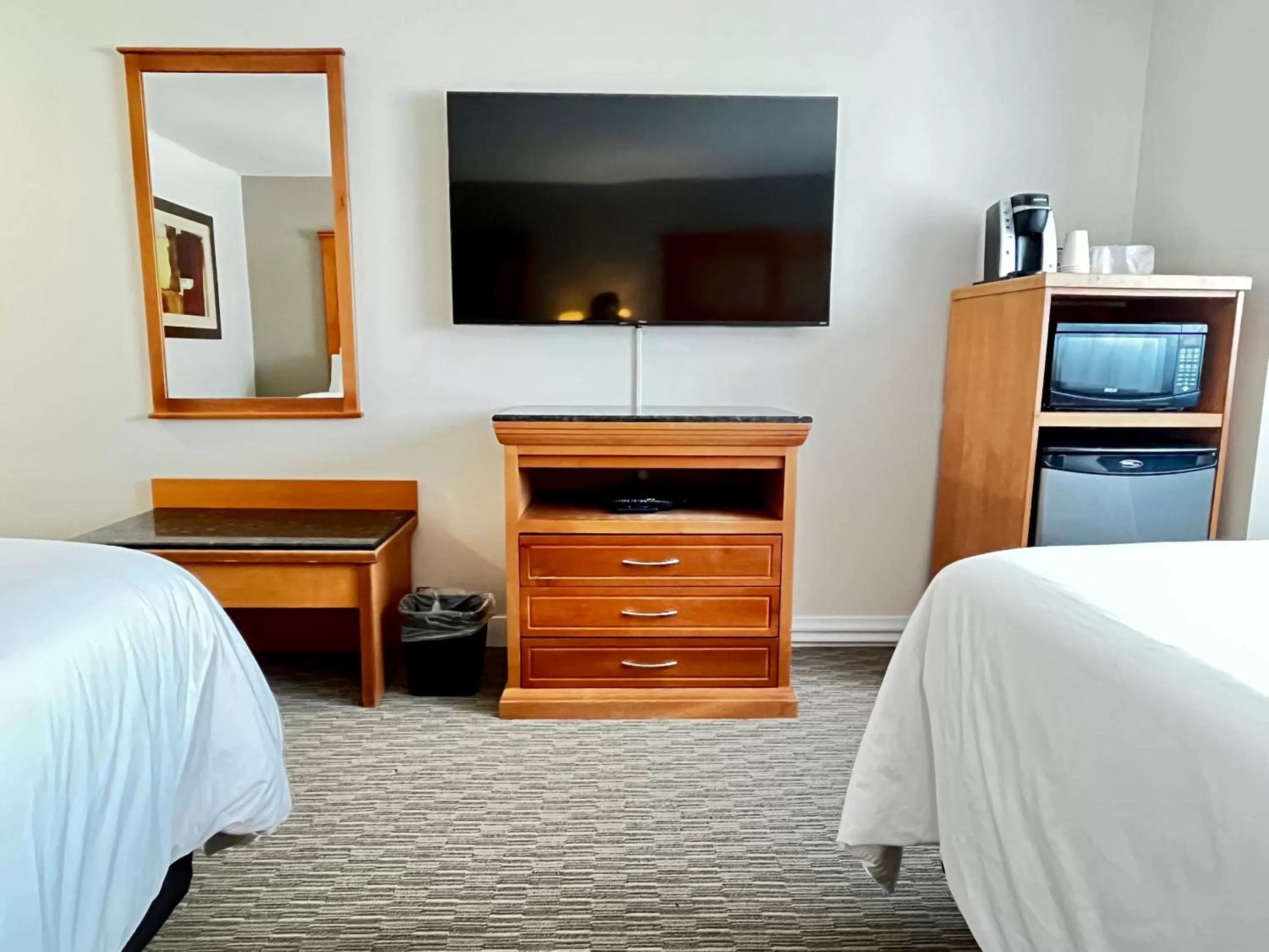 TV and multimedia, Bed in Anavada Inn & Suites - Prince George