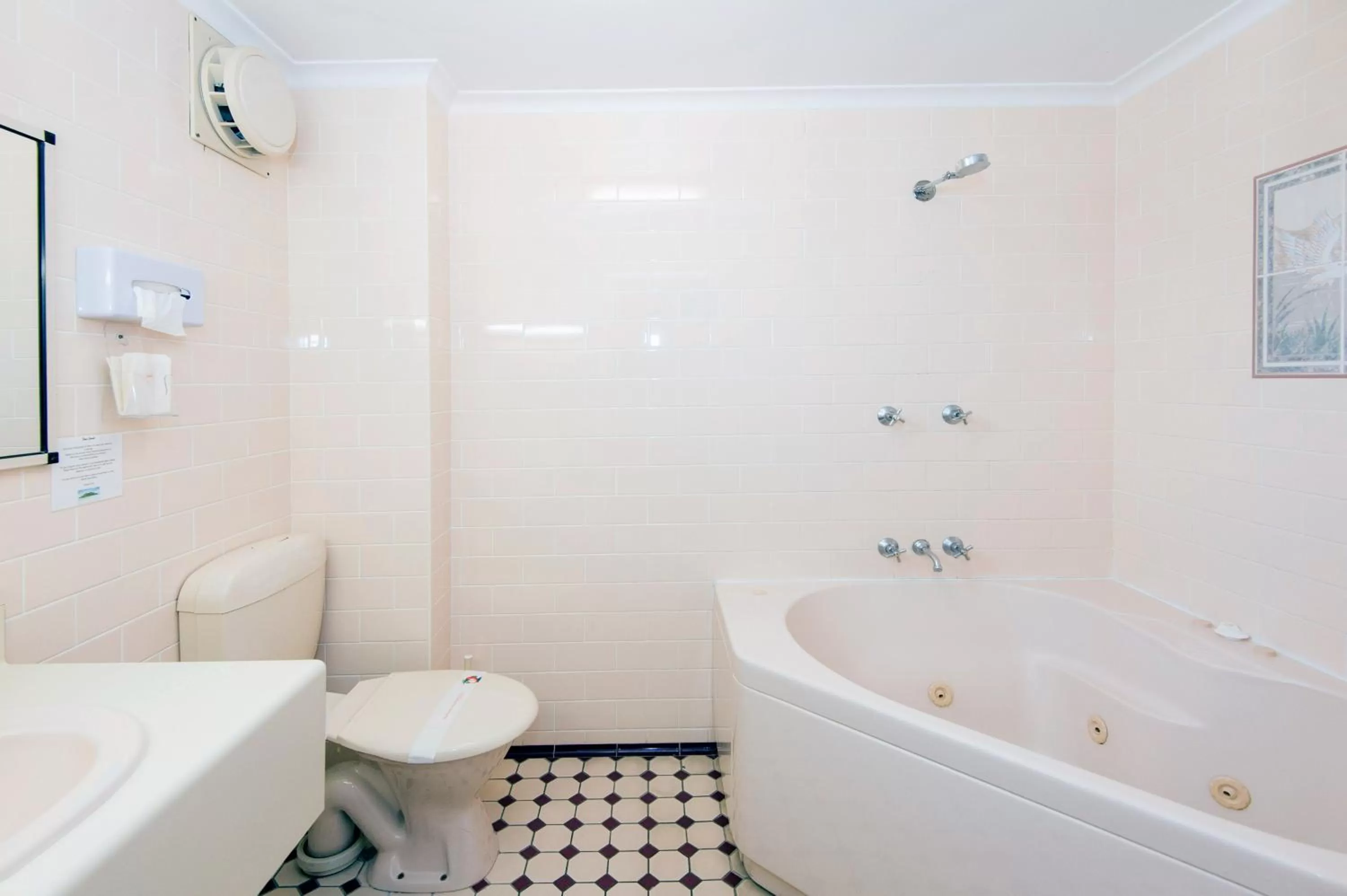 Property building in Mid City Motor Inn