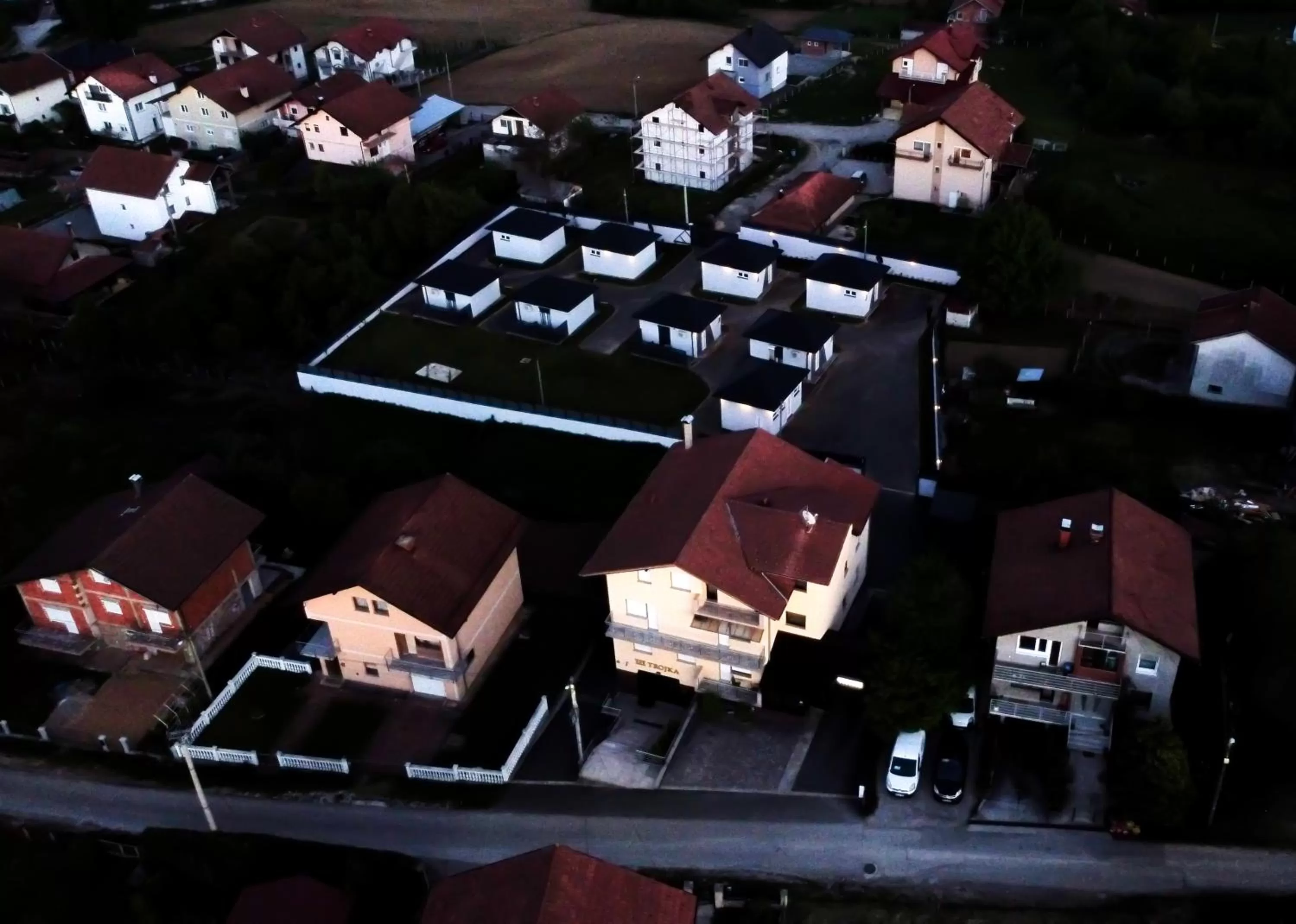 Property building, Bird's-eye View in Apartmani i Bungalovi TROJKA