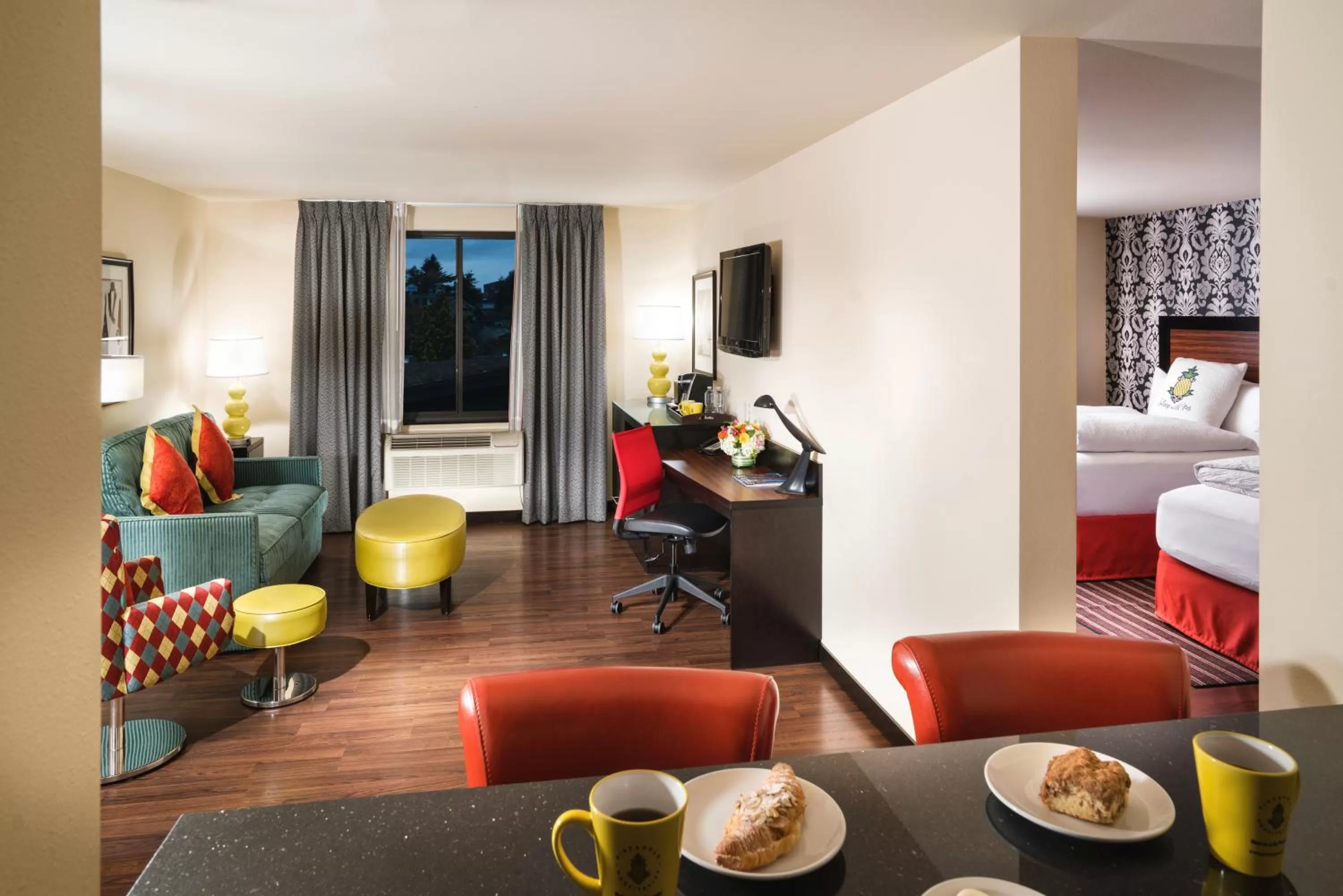 Living room, Bed in Staypineapple, The Maxwell Hotel, Seattle Center Seattle