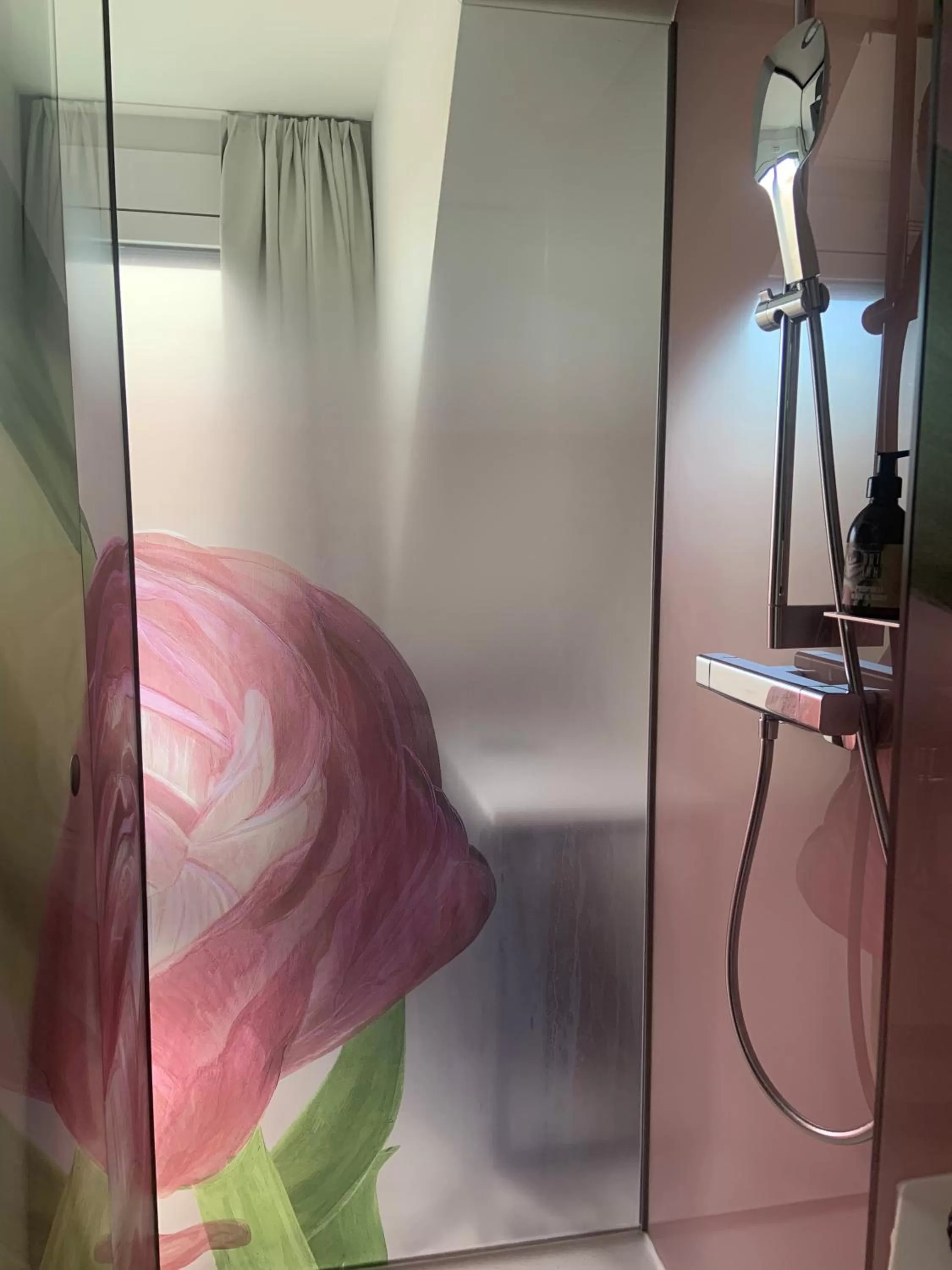 Shower, Bed in ART-INN Design Self-Check-in-Hotel