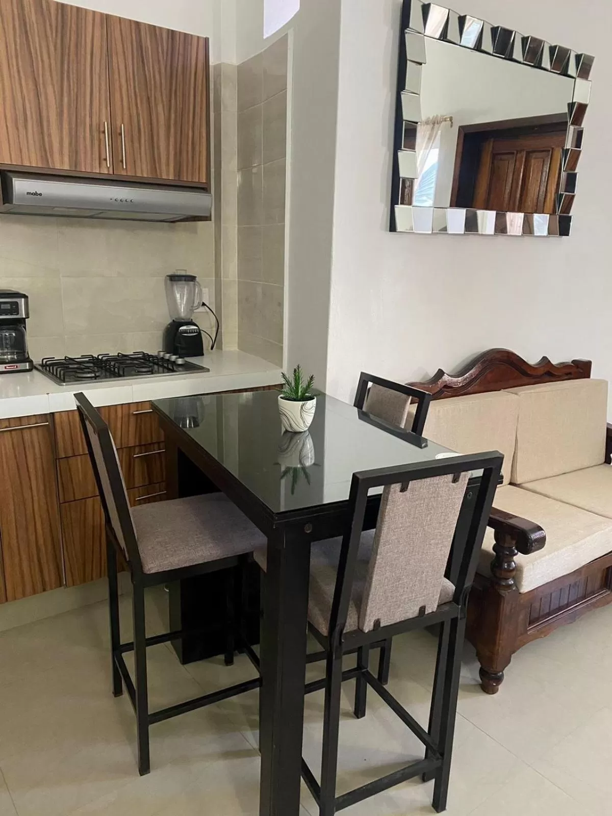 Dining area, Kitchen/Kitchenette in Suites Ximajo