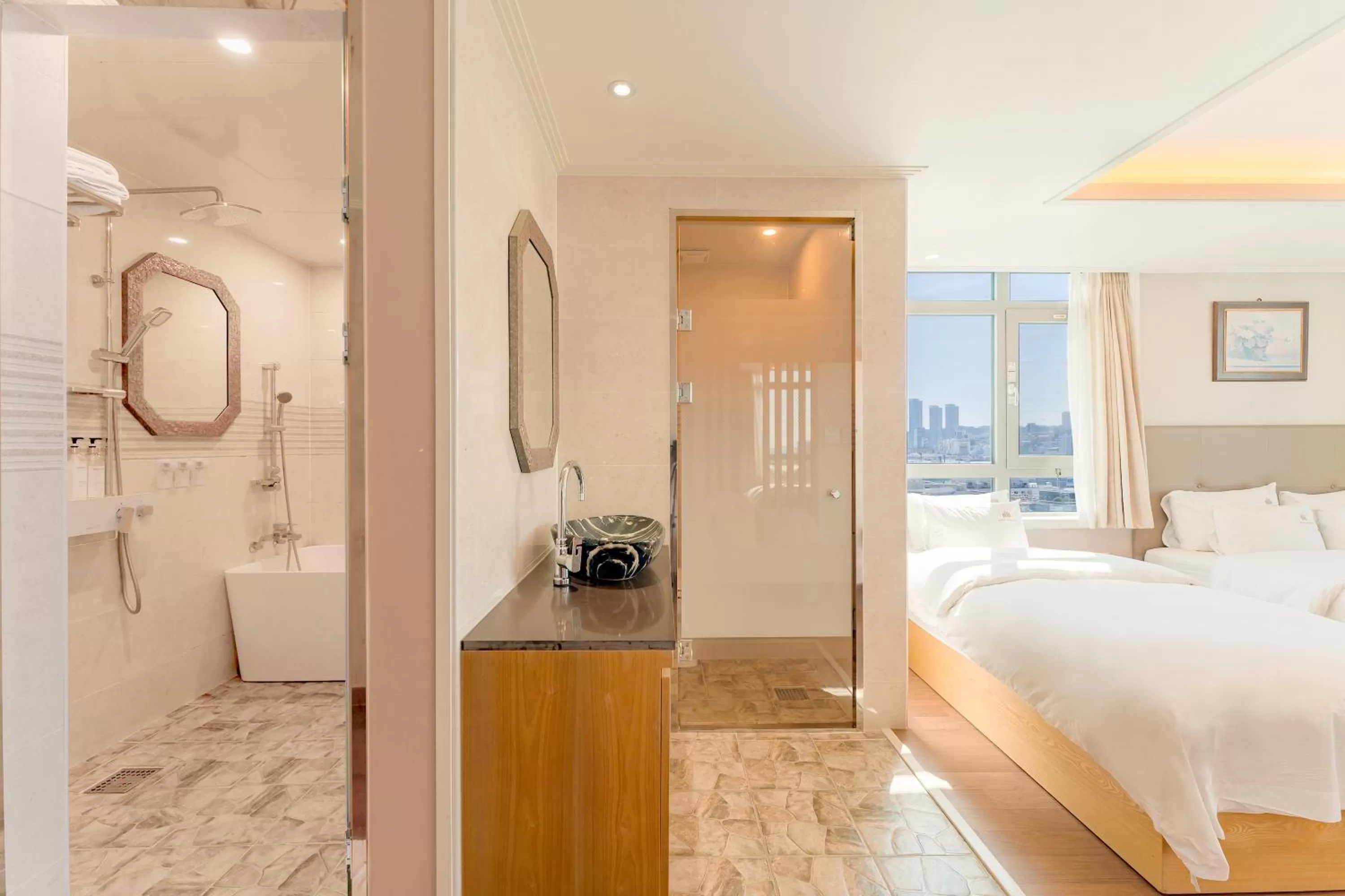 Shower, Bed in Central Park Hotel Busan