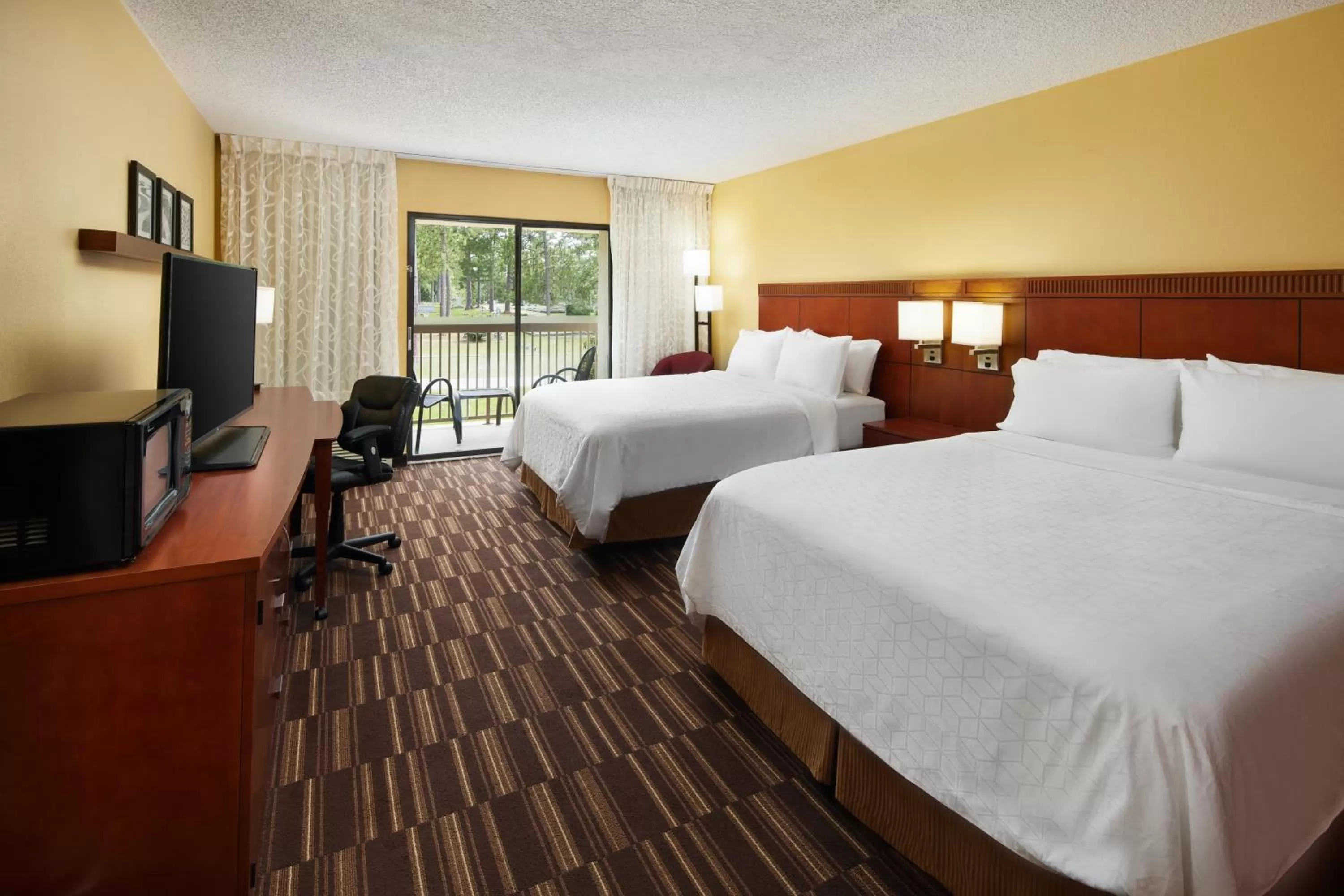 Bed in Holiday Inn Express Tifton by IHG