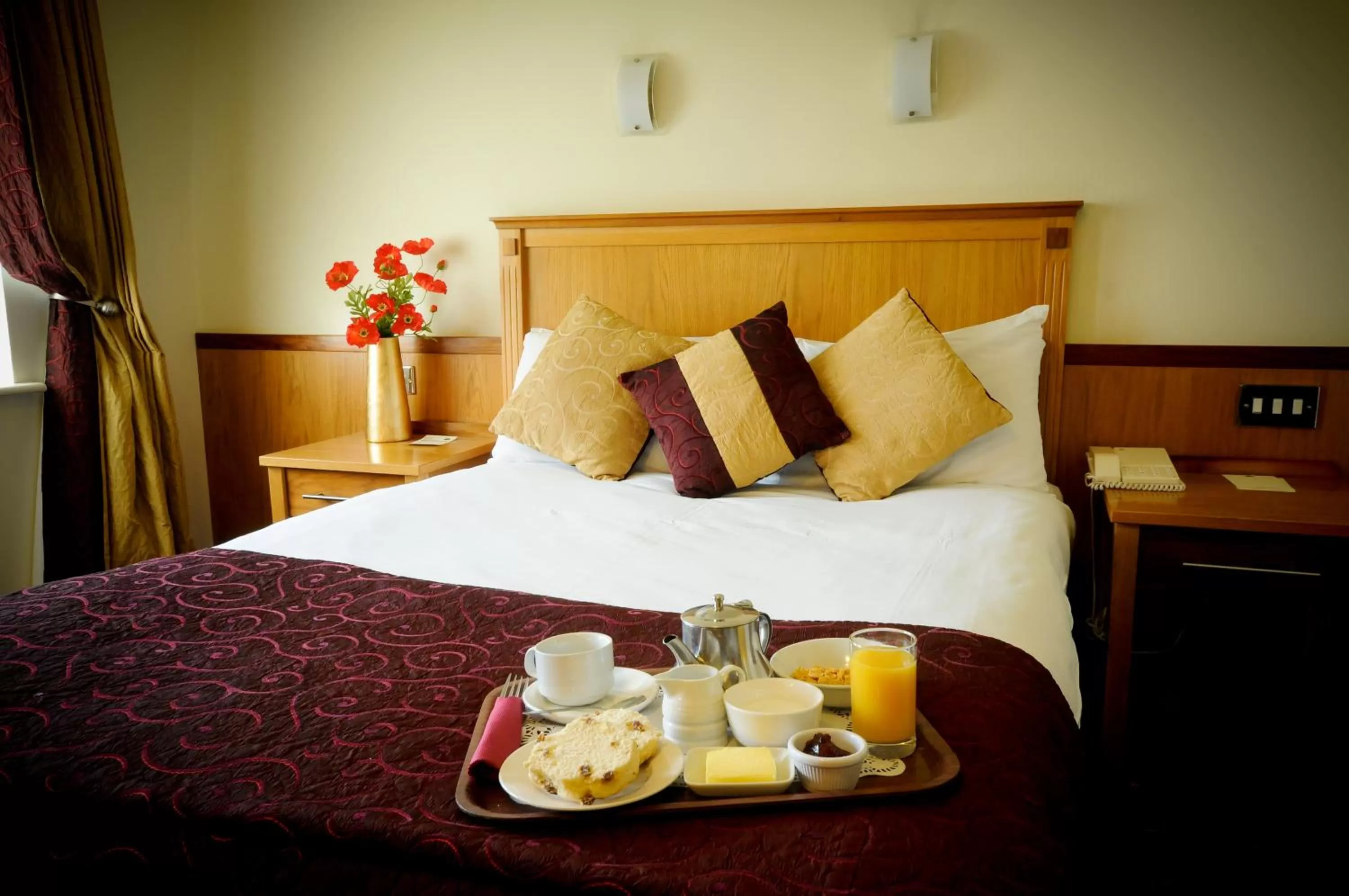 Bedroom, Bed in Bush Hotel