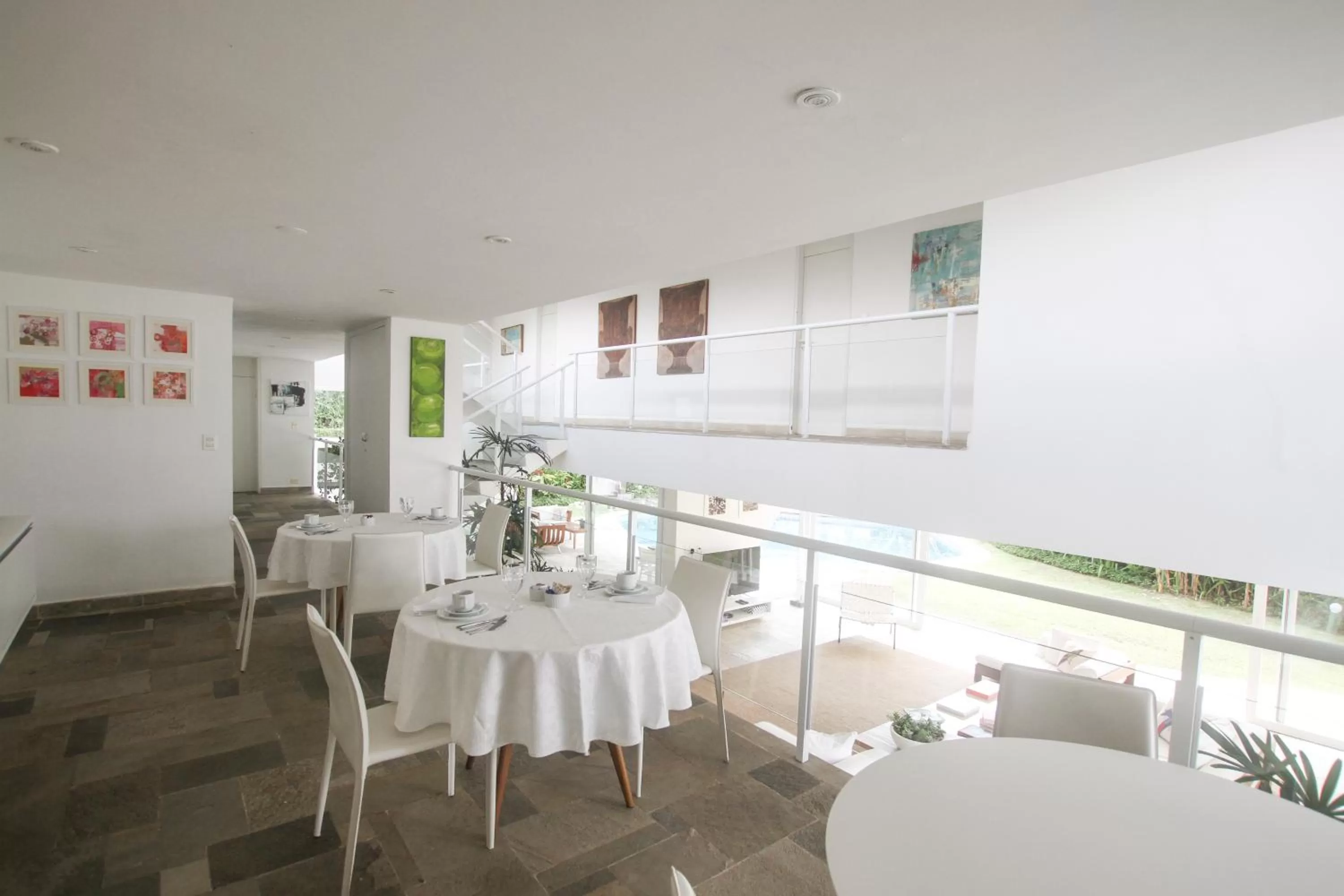 Restaurant/Places to Eat in Guest House Guarujá