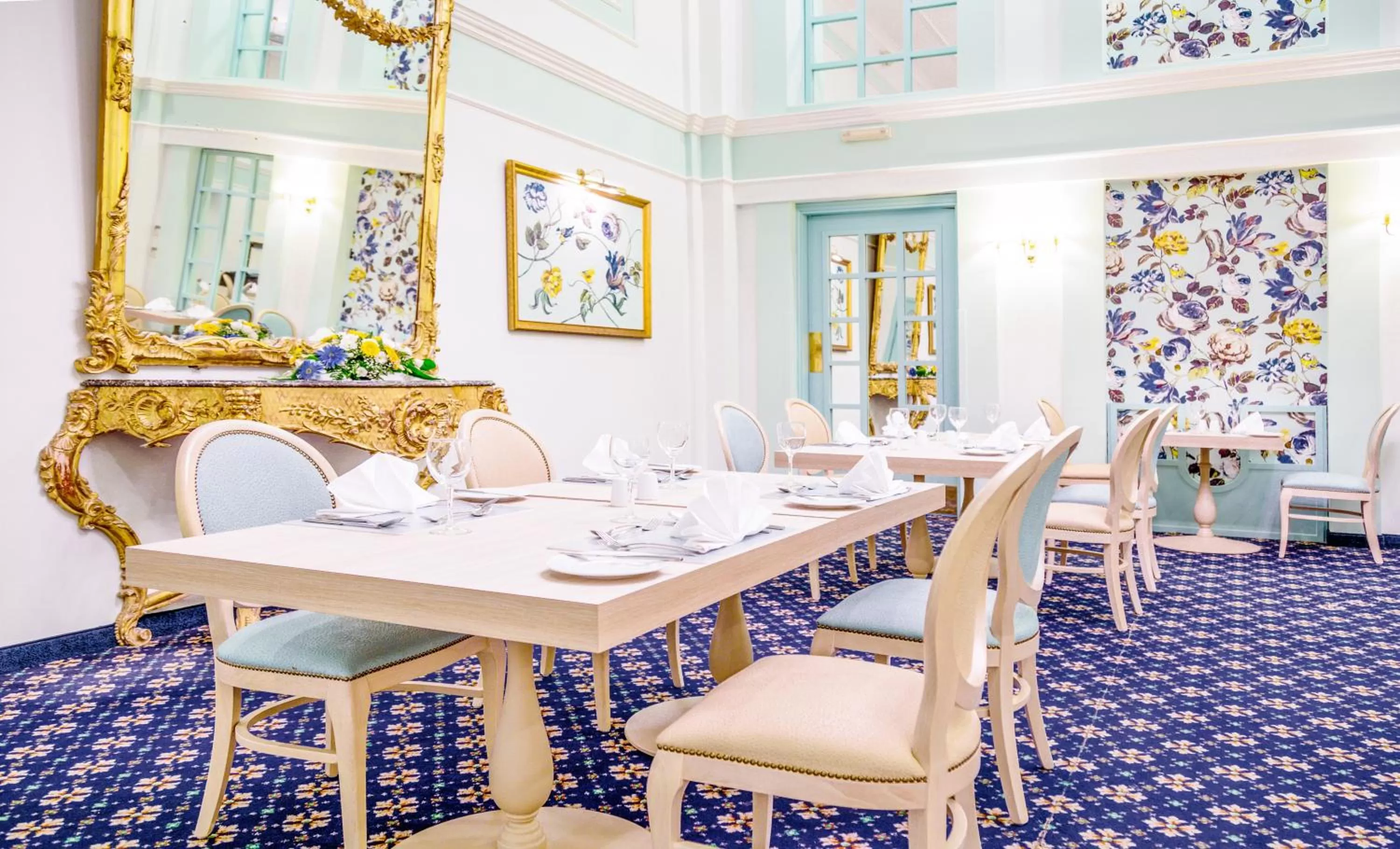 Restaurant/places to eat in AX The Victoria Hotel