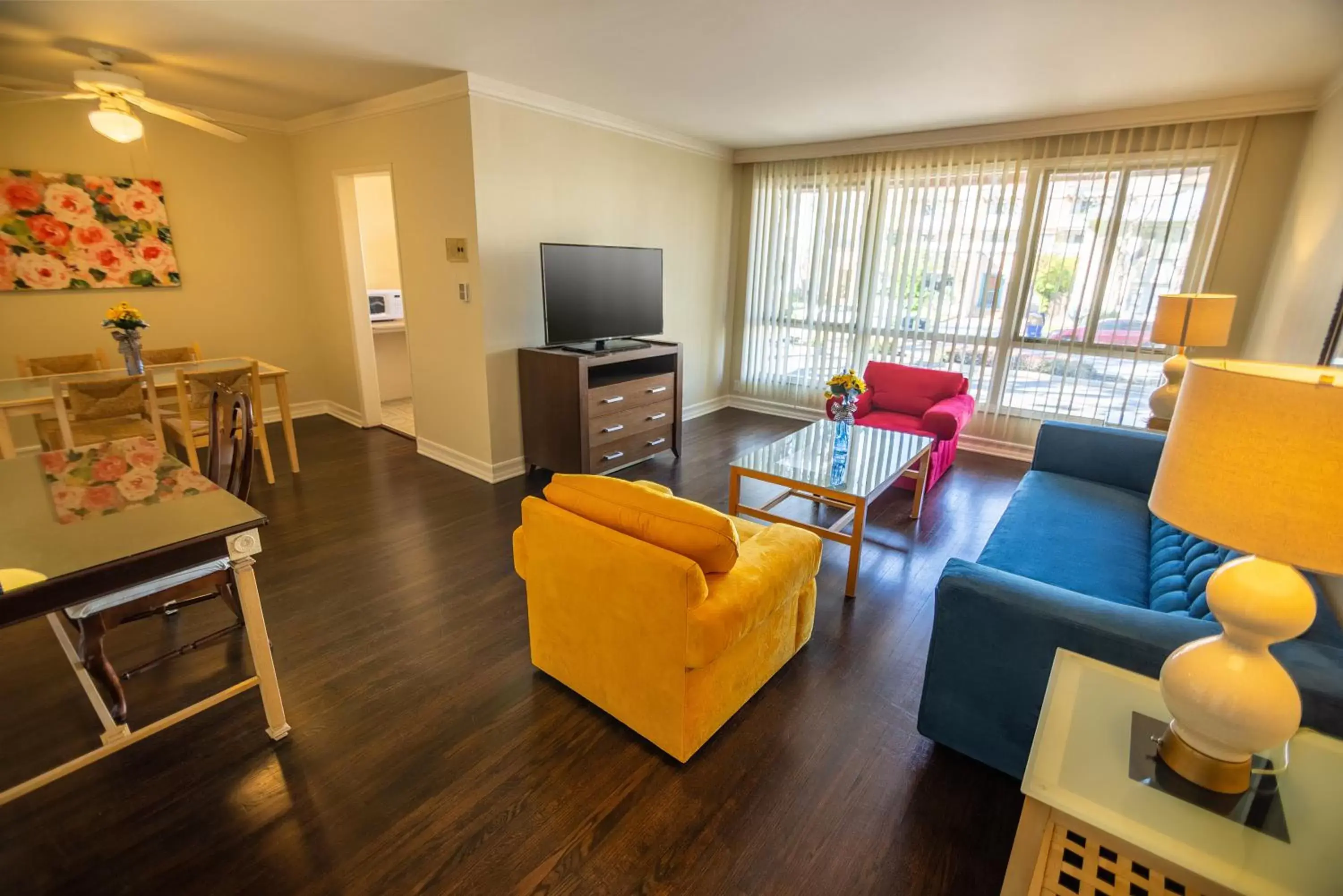 One-Bedroom Double Suite with Pool View in Cal Mar Hotel Suites One-Bedroom Double Suite with Pool View in Cal Mar Hotel Suites