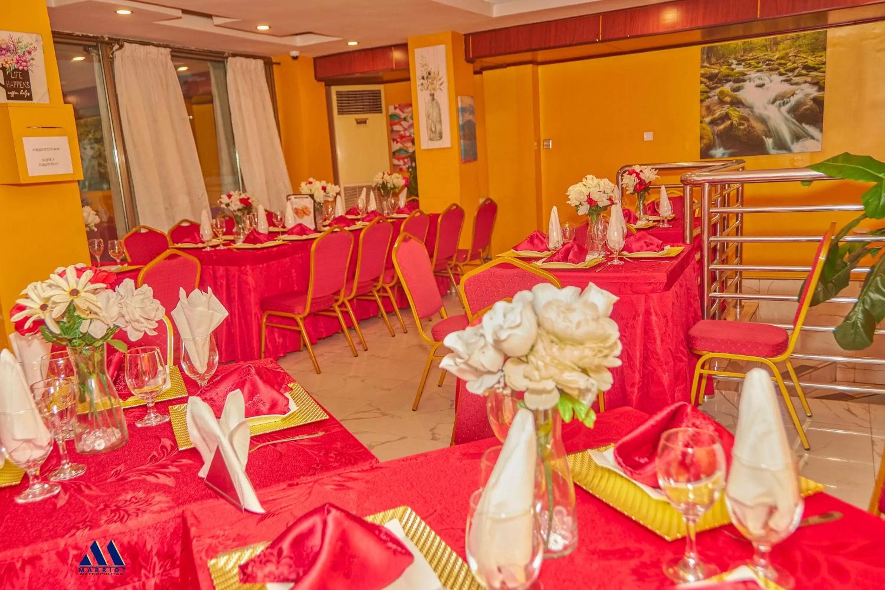 Restaurant/places to eat in Marriot Metropolitan Hotel