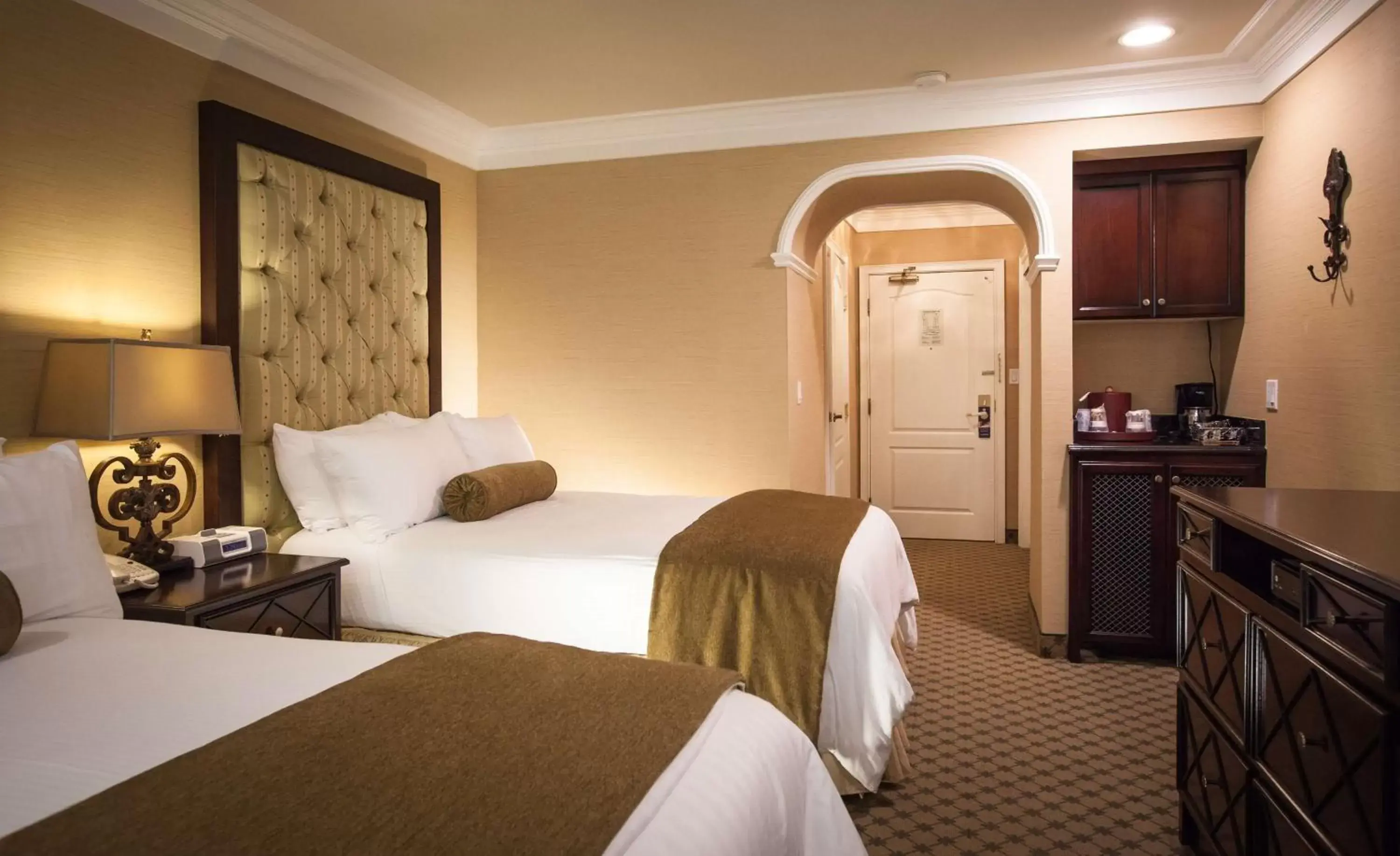 Double Room with 2 Double Beds - Non-Smoking in Best Western Plus Sunset Plaza Hotel Double Room with 2 Double Beds - Non-Smoking in Best Western Plus Sunset Plaza Hotel