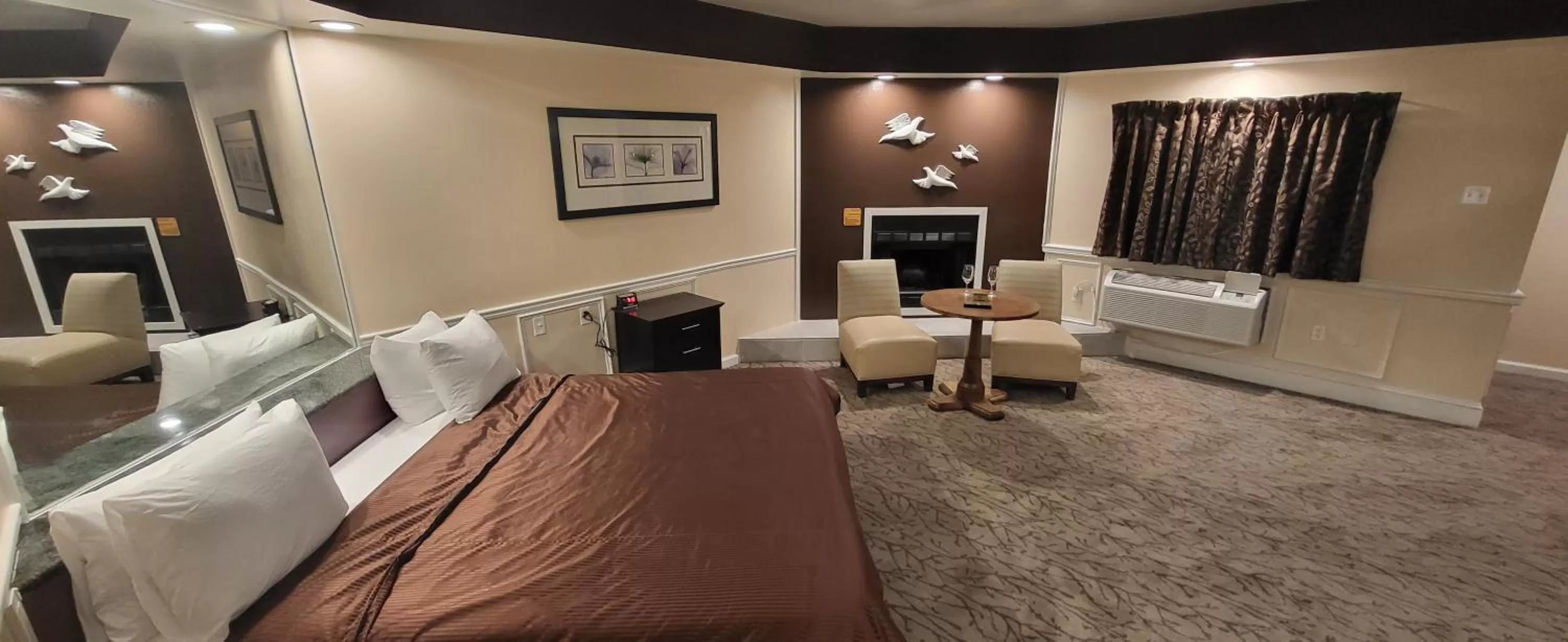 Bed in Inn of the Dove Harrisburg-Hershey Romantic Suites