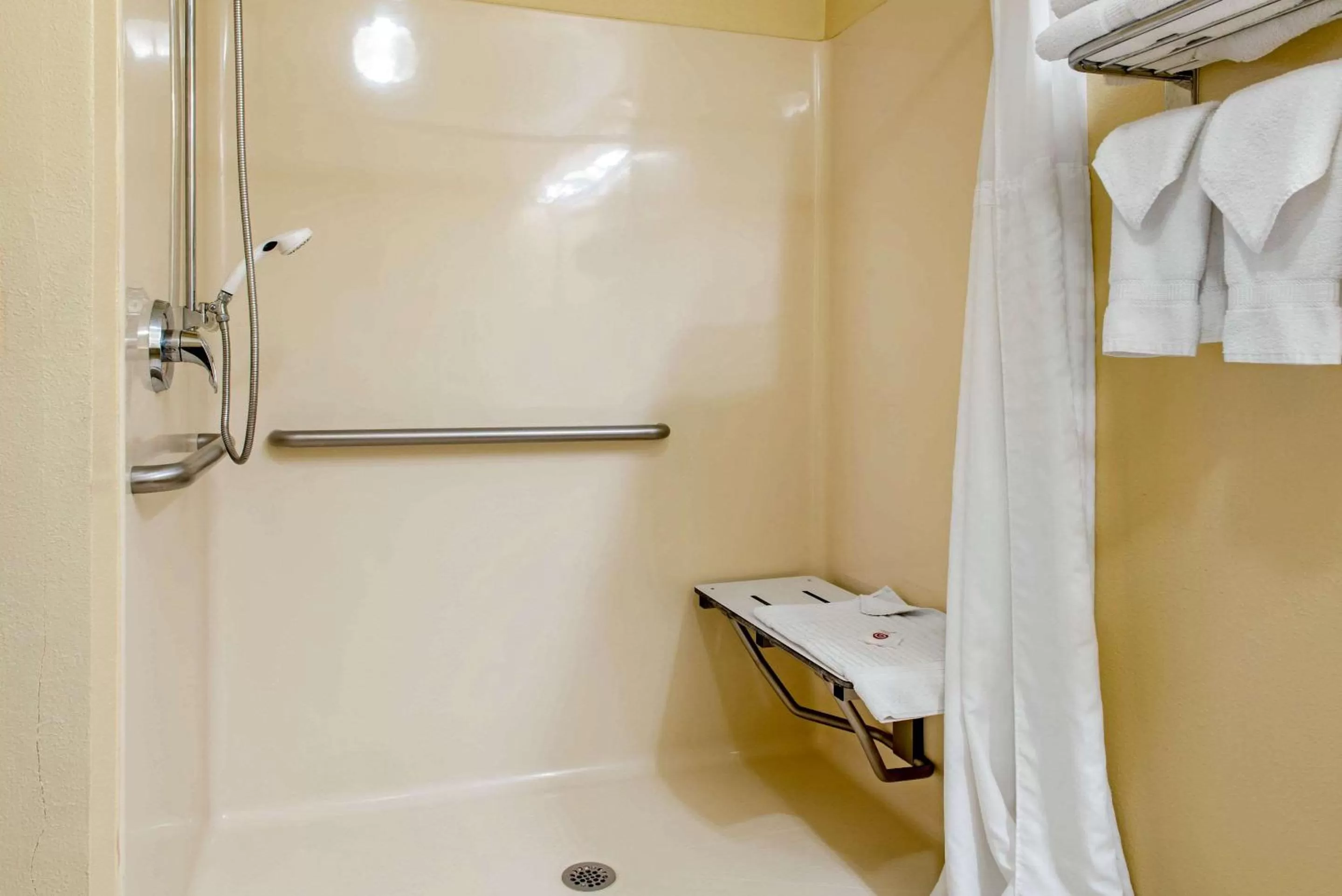 Bathroom in Quality Inn Jacksonville near I-72