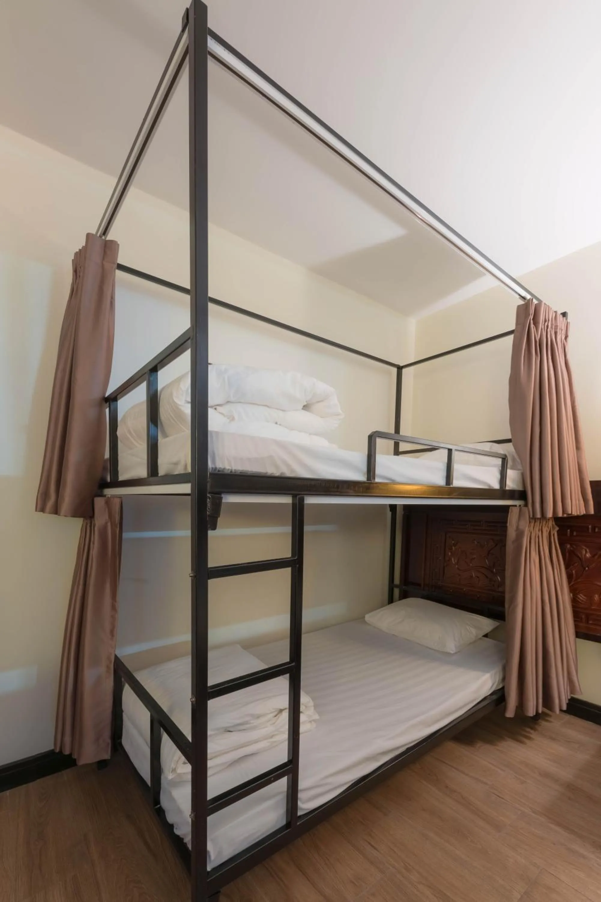 bunk bed, Bed in Khách xá Bái Đính