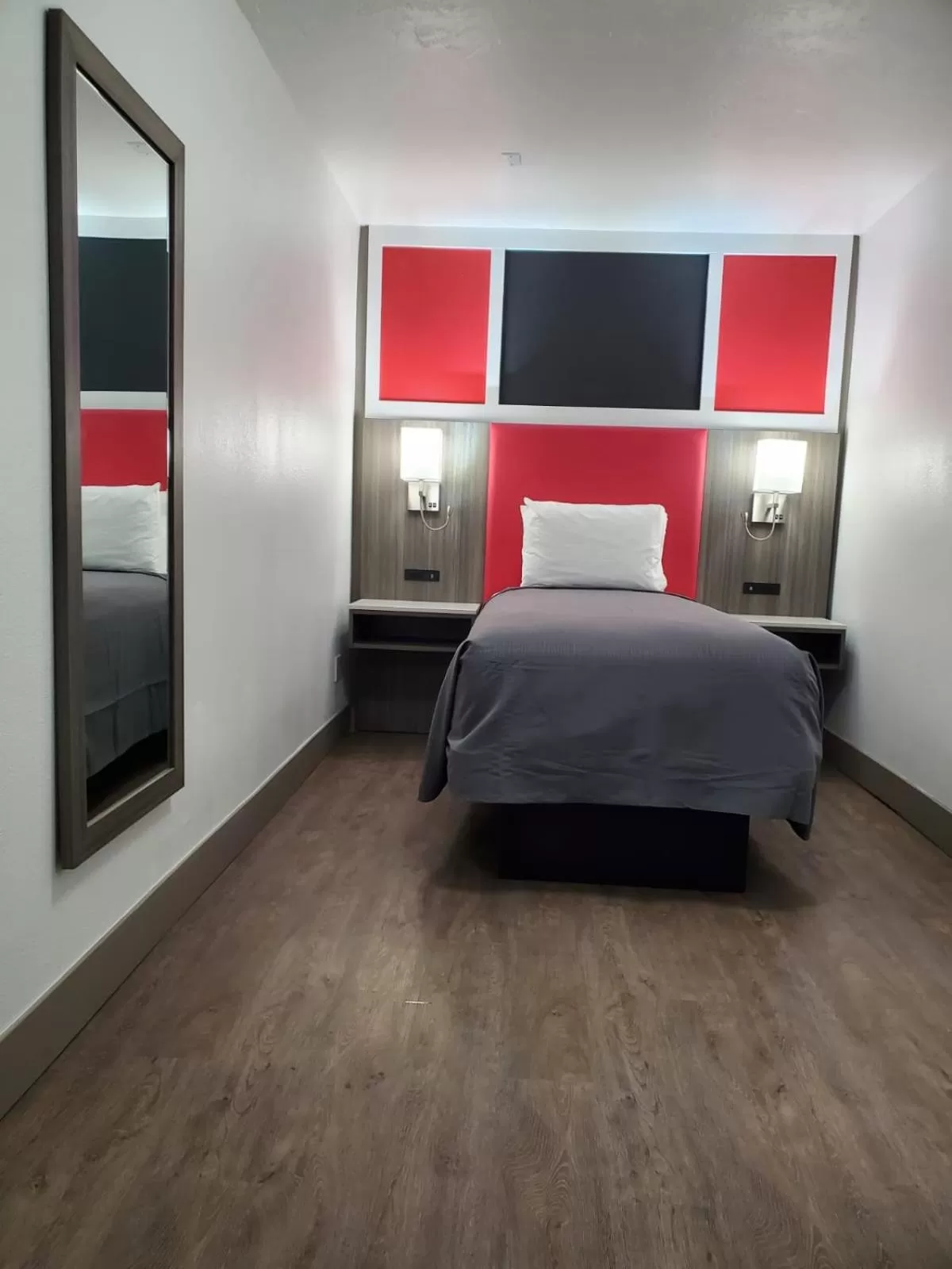 Bed in Seven Seas Inn & Suites