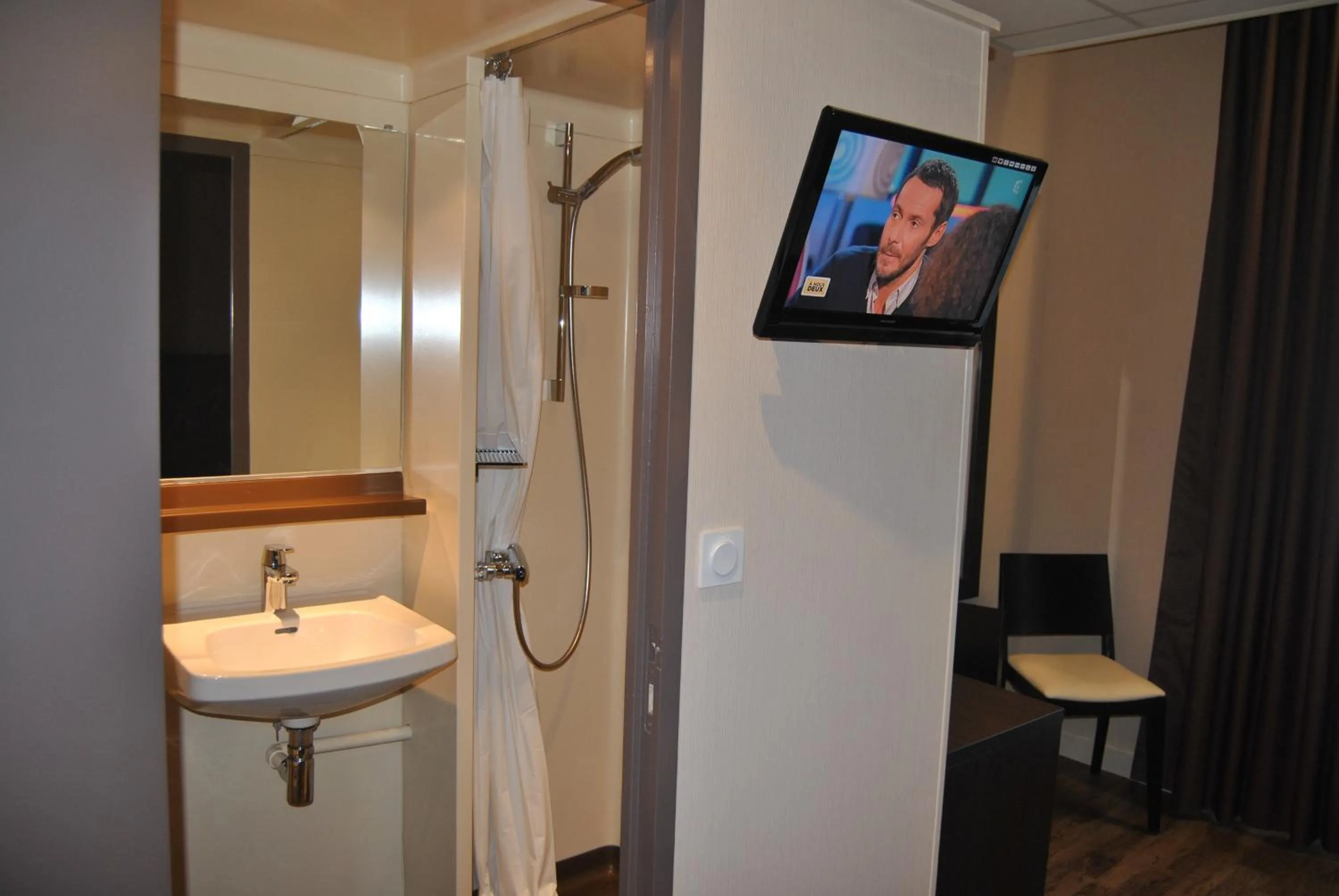 Bathroom in Hôtel CAP VERT en Aveyron