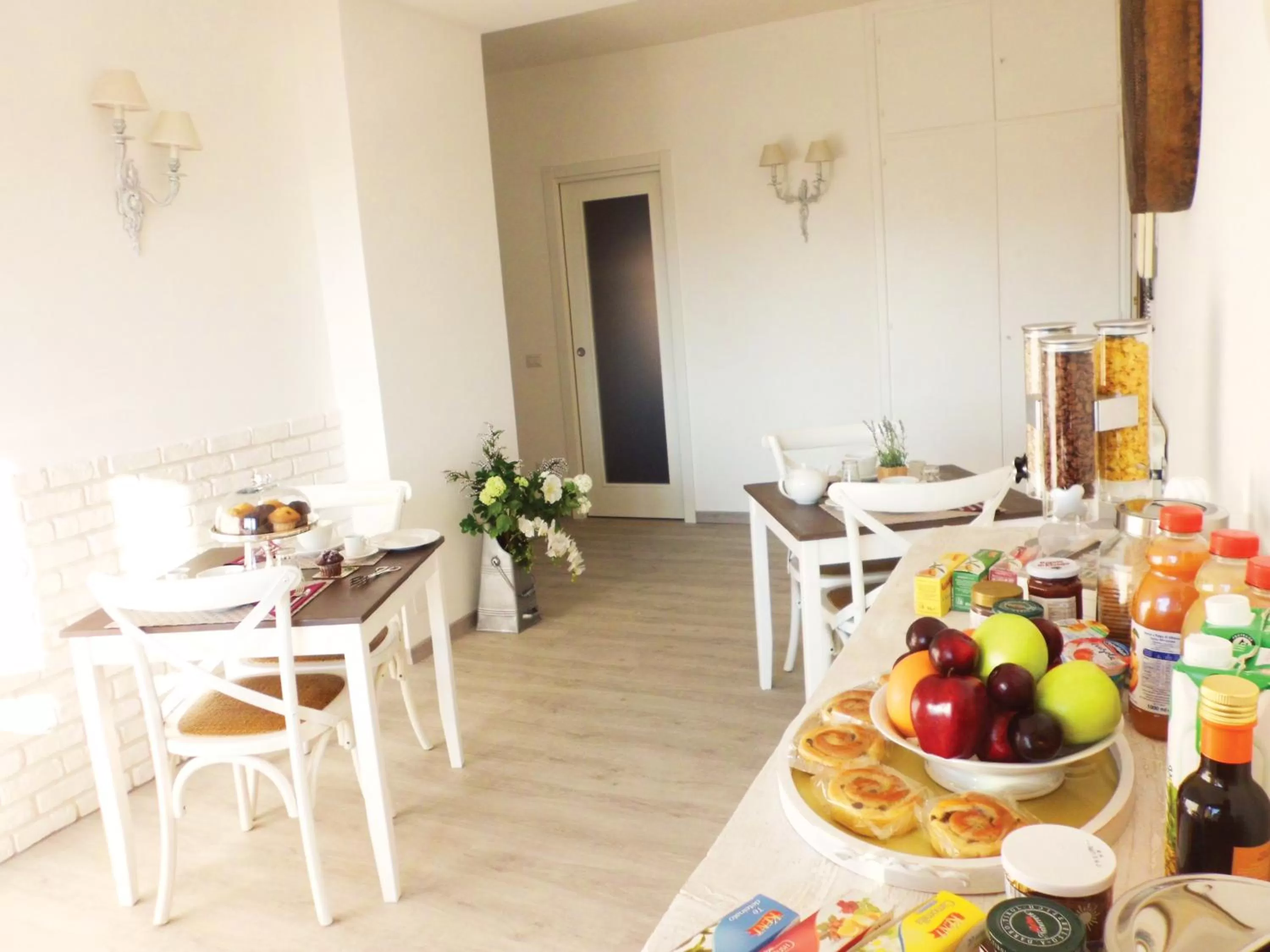 Communal lounge/ TV room in B&B More Than Rome