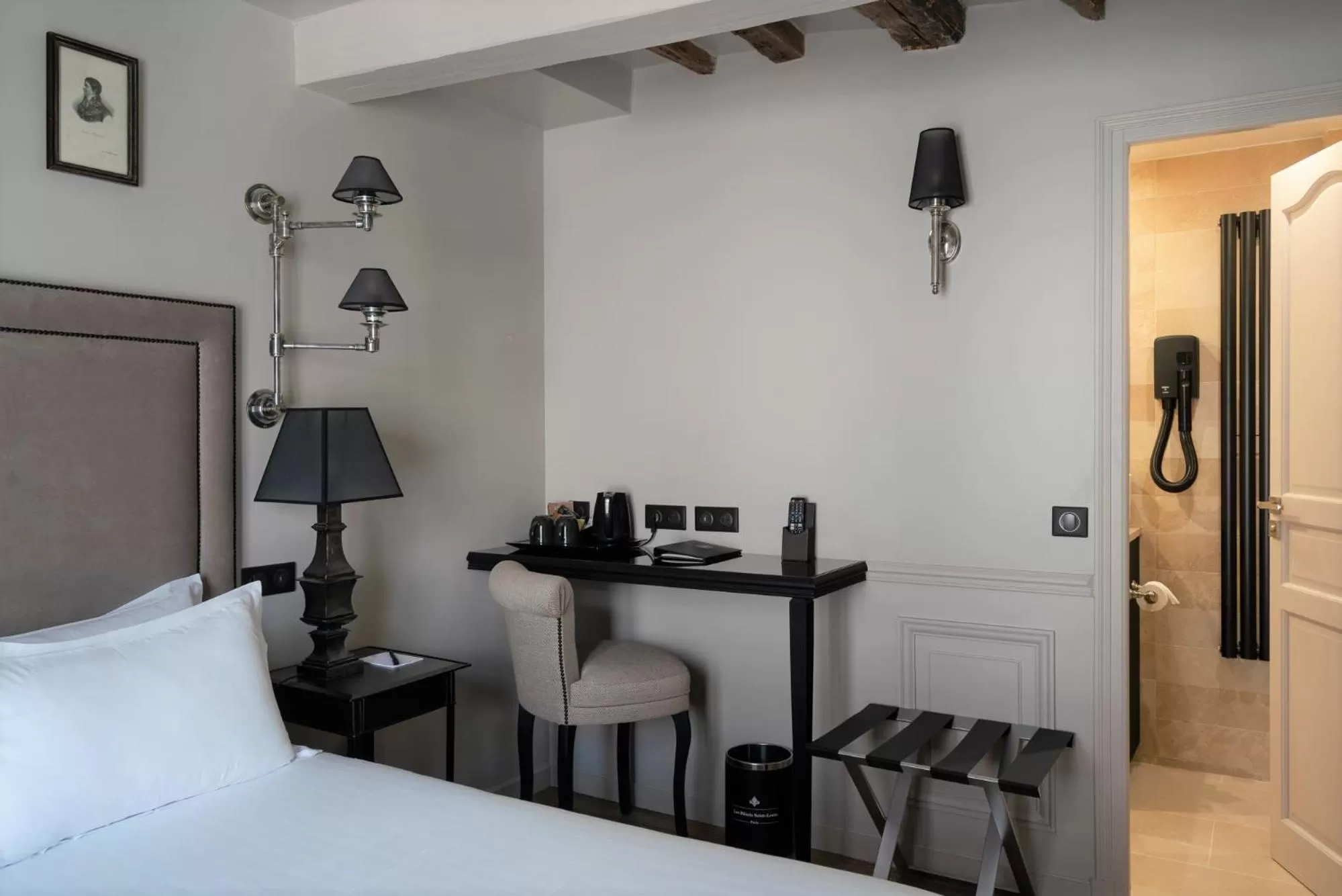 Bedroom, Bed in Hotel Saint-Louis en L'Isle - Notre-Dame