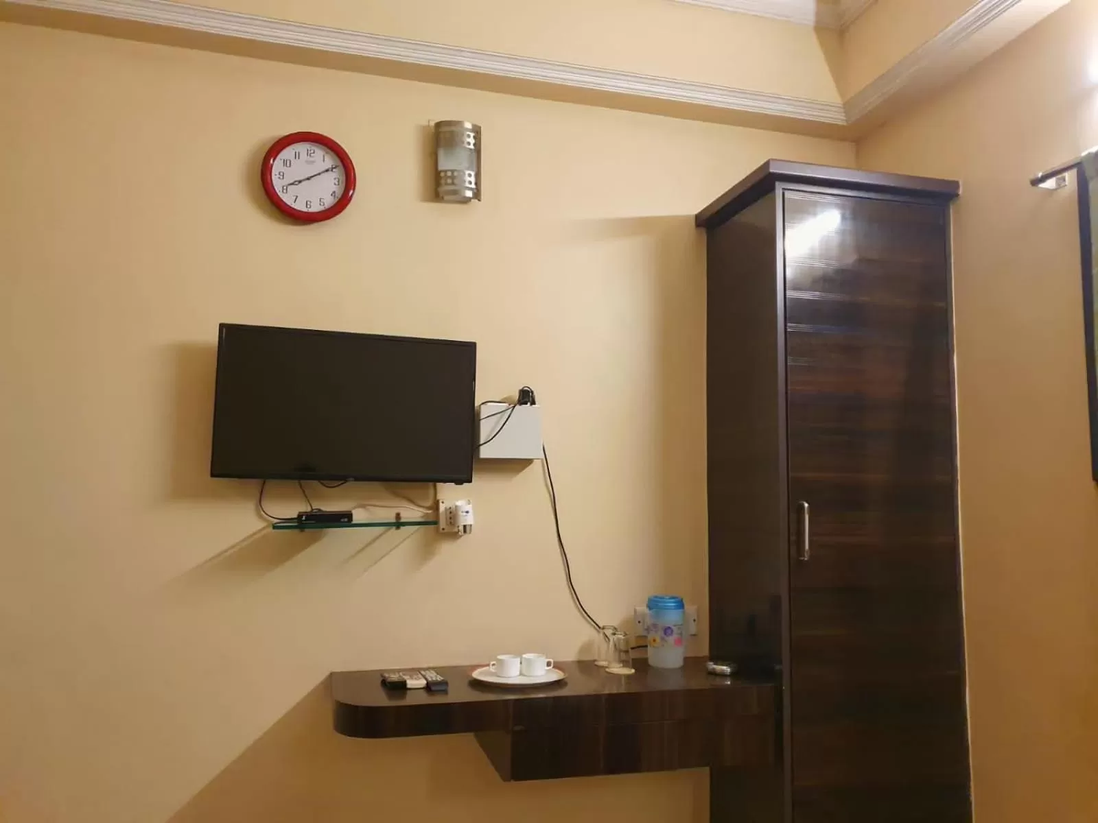 TV and multimedia, TV/Entertainment Center in Bhimas Inn - Near Central Railway Station