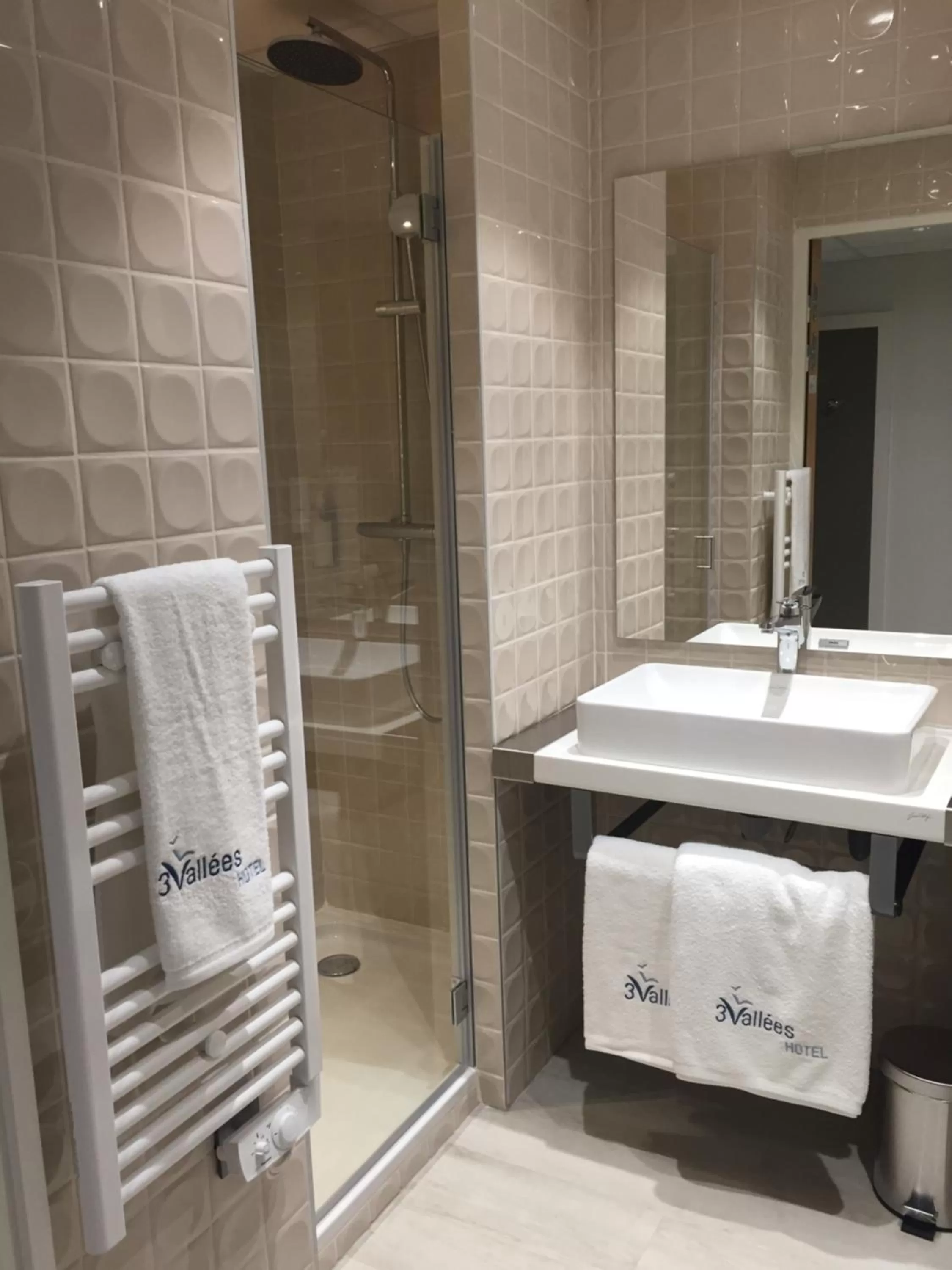 Shower in HOTEL LES 3 VALLÉES