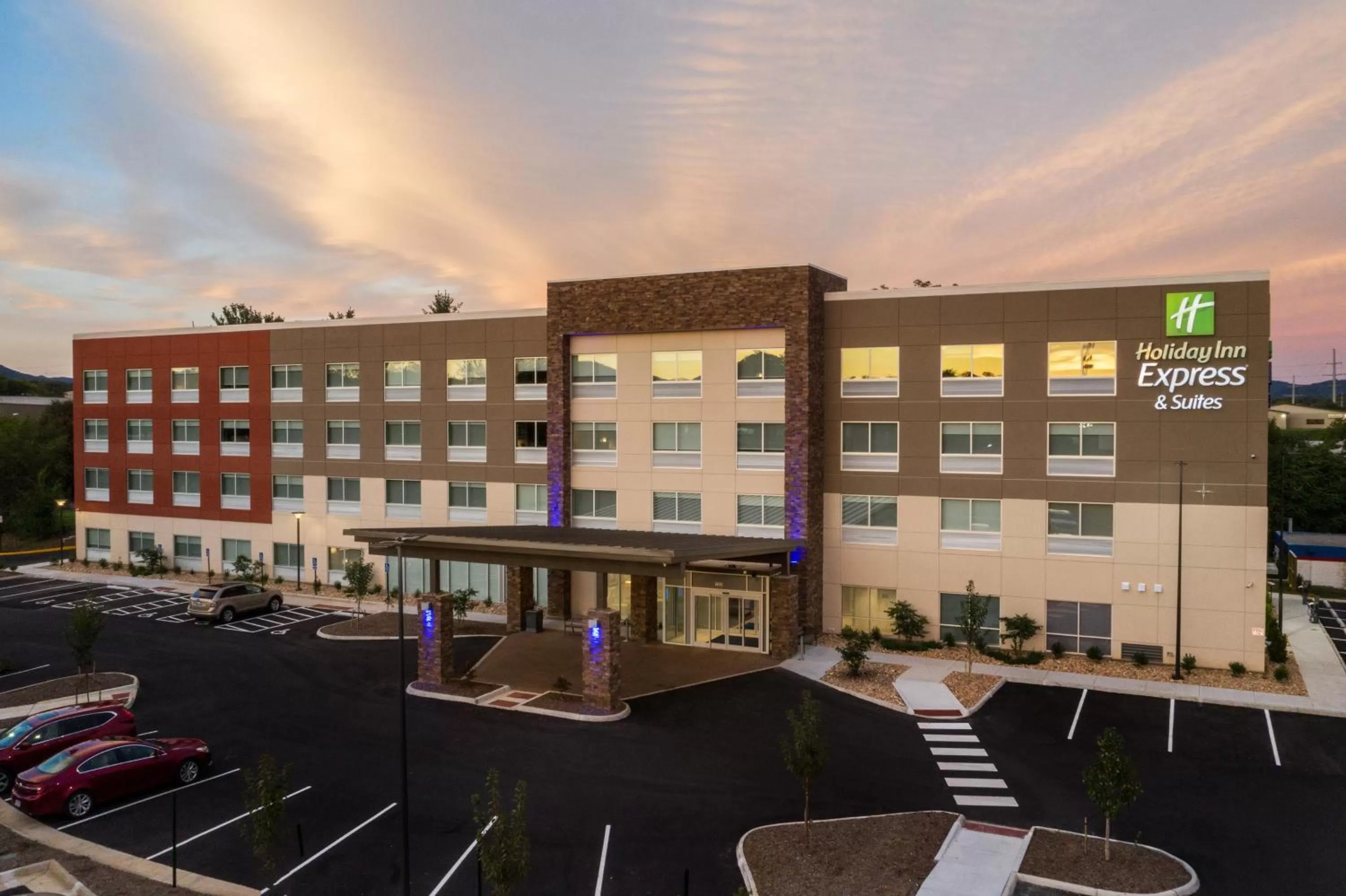 Property building in Holiday Inn Express & Suites - Roanoke – Civic Center