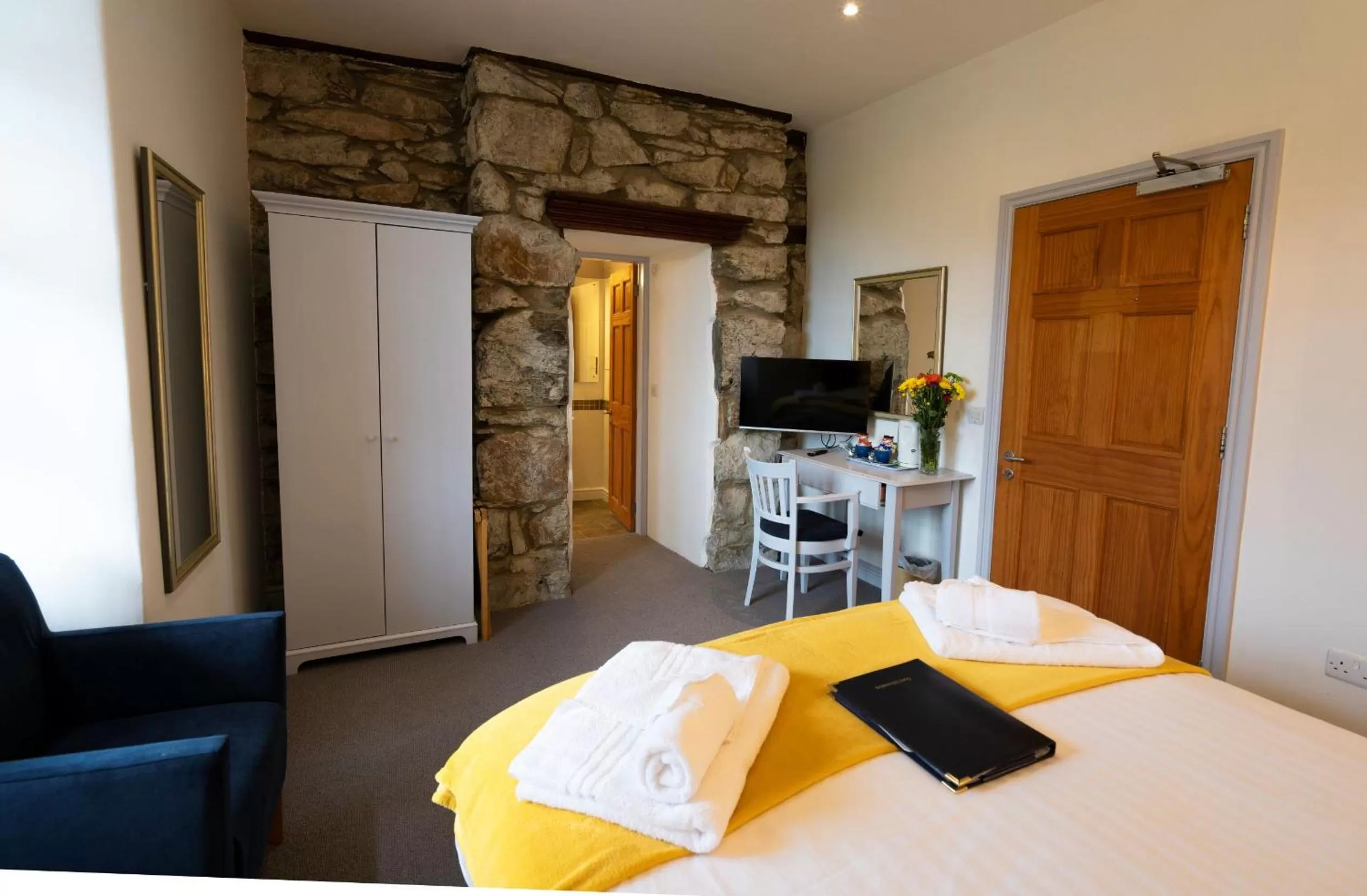 Bedroom, Bed in Grapes Hotel, Bar & Restaurant Snowdonia Nr Zip World