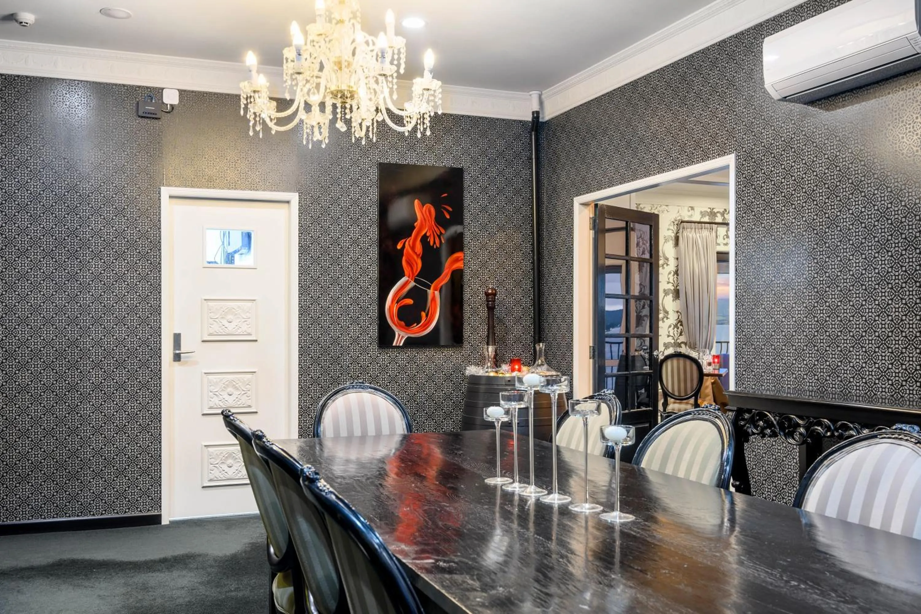 Lounge or bar in Black Swan Lakeside Boutique Hotel