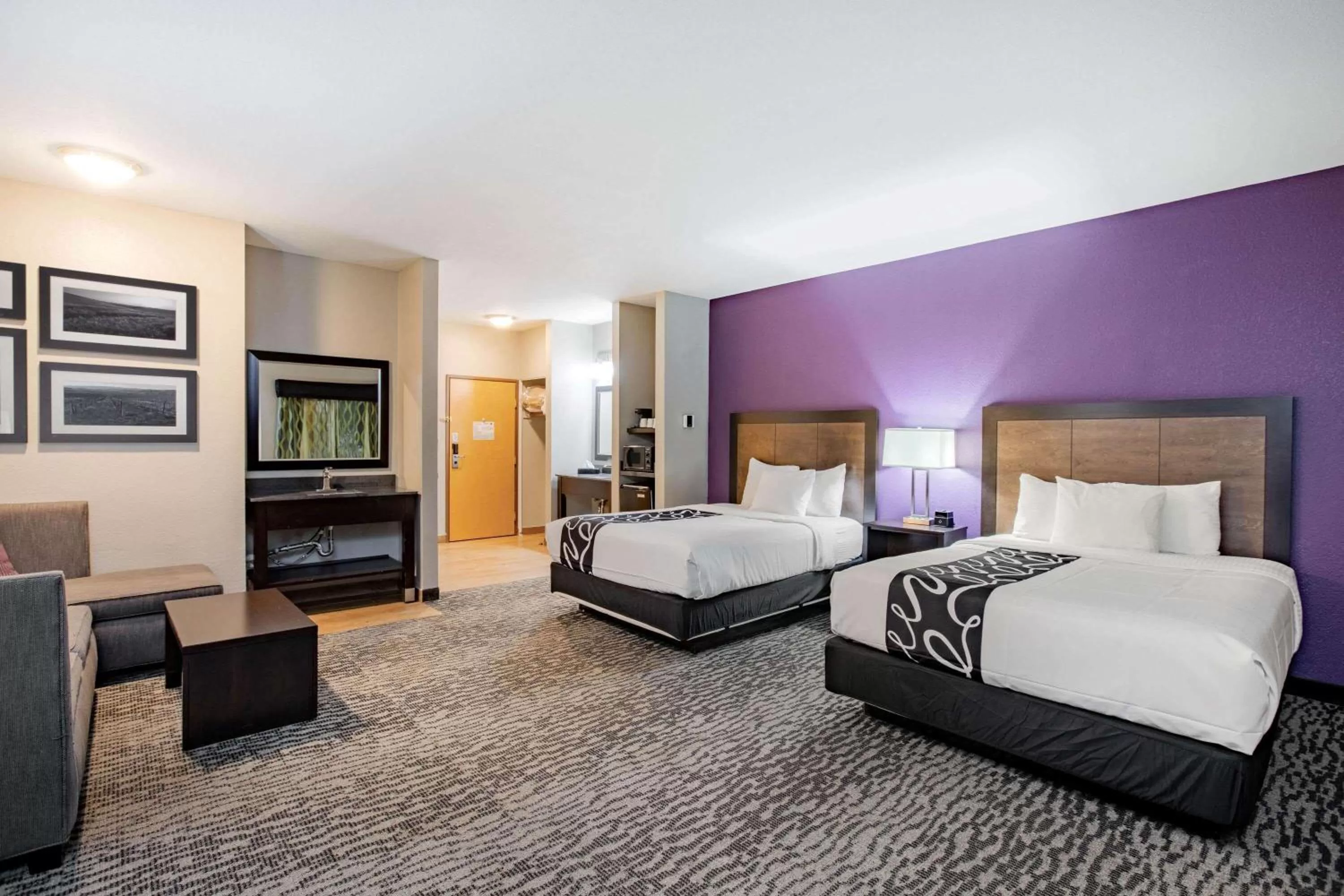 Photo of the whole room, Bed in La Quinta Inn by Wyndham Livermore