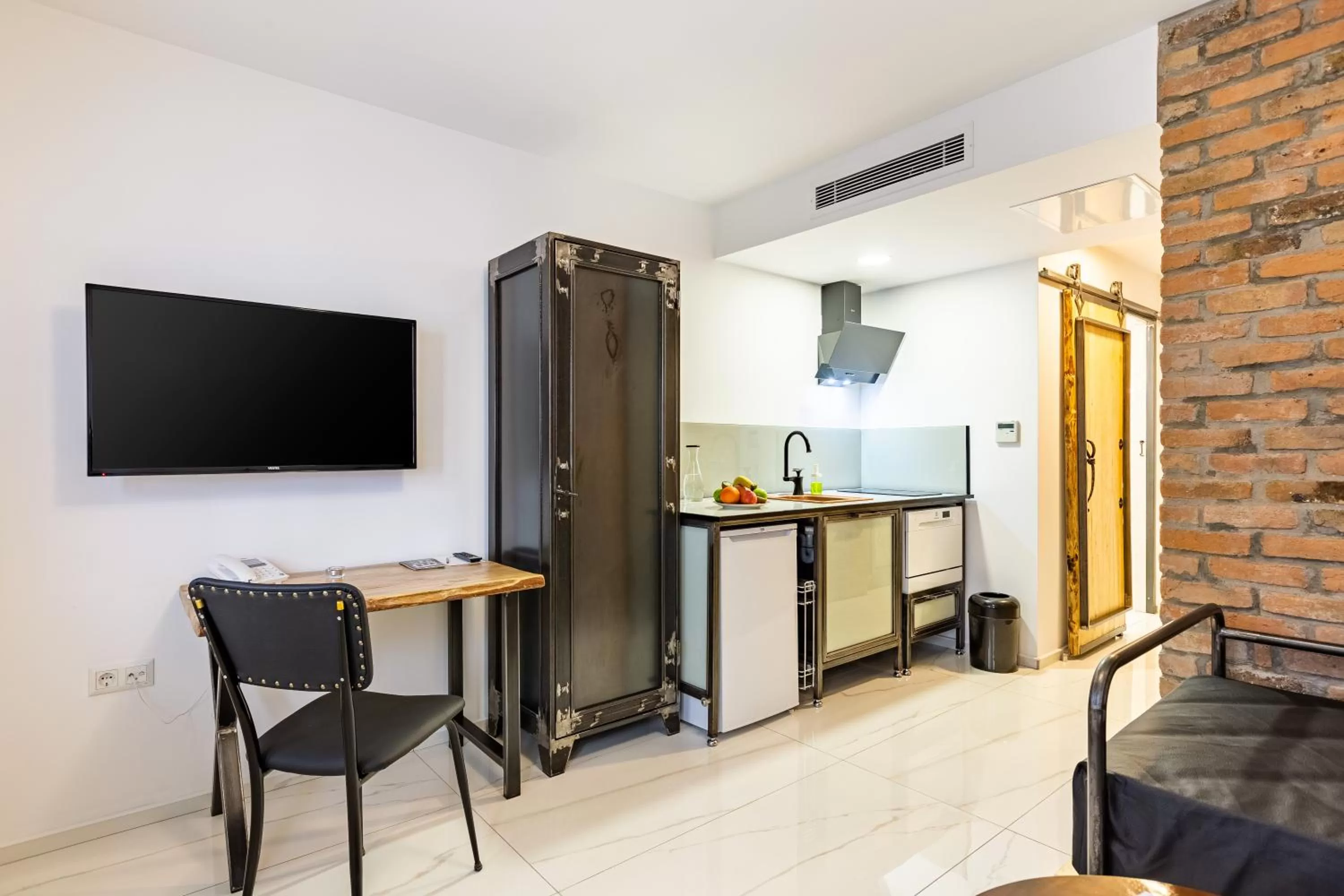 Communal lounge/ TV room in Villa Pera Suite Hotel