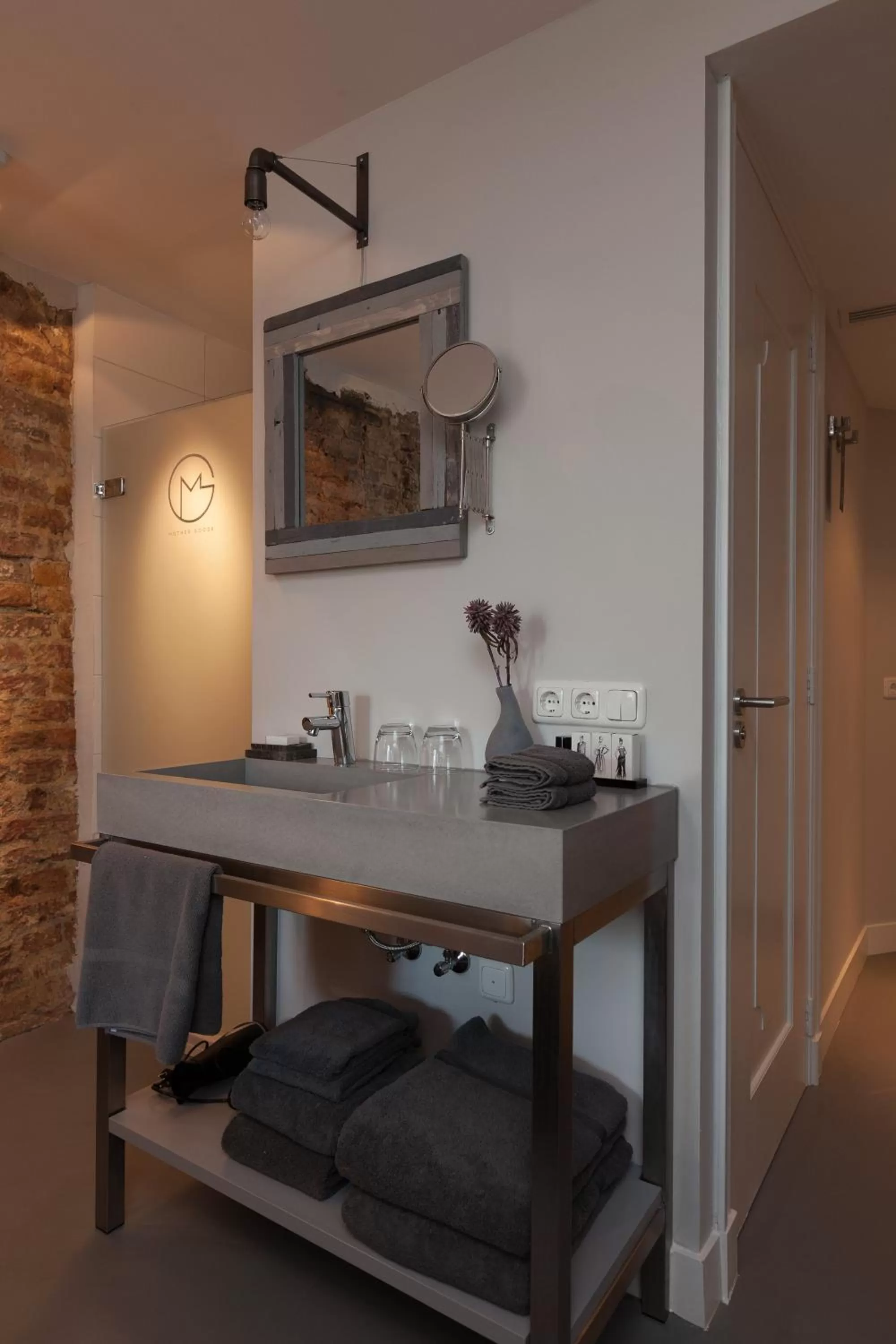 Shower, Bed in Mother Goose Hotel