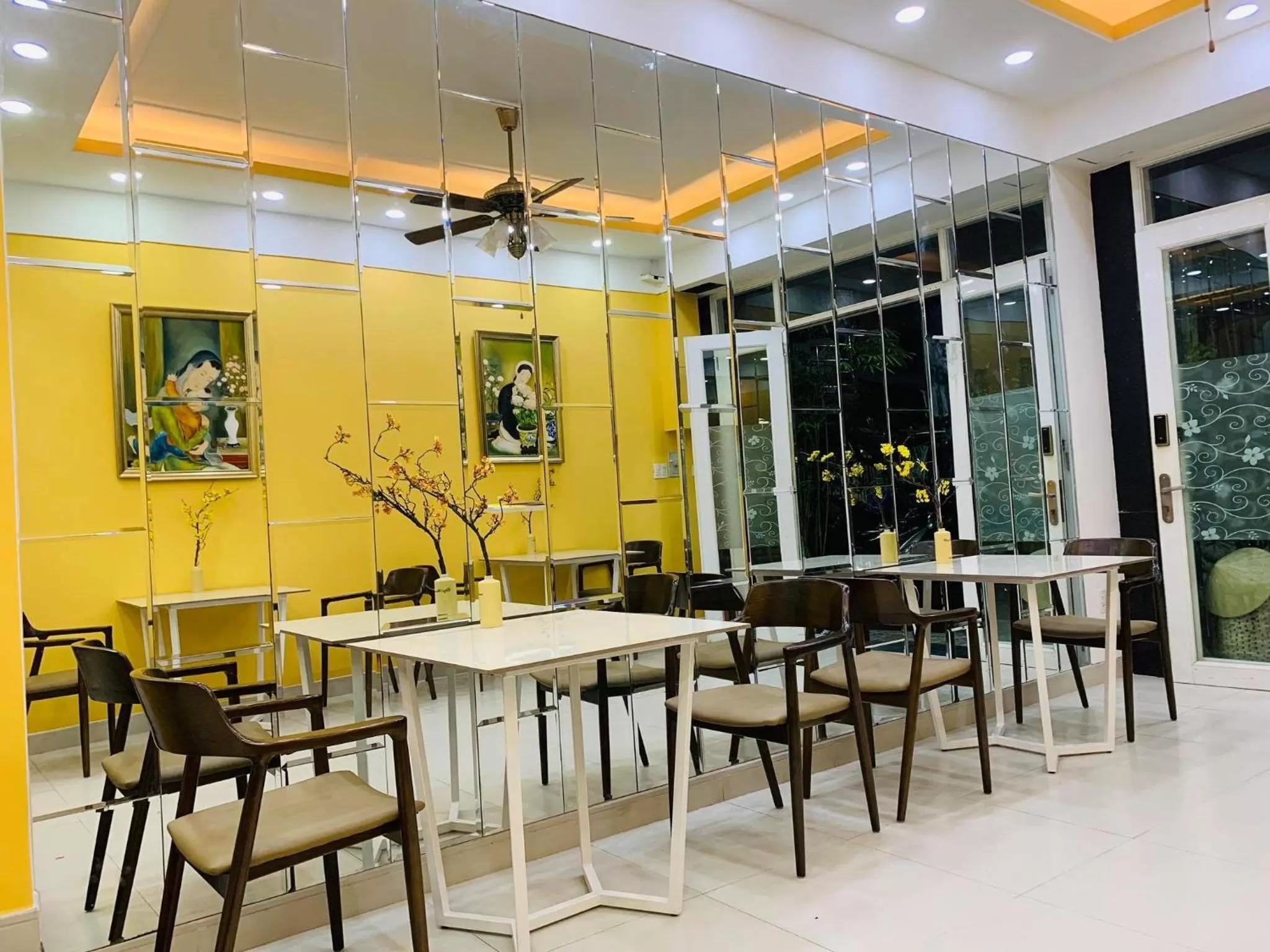 Restaurant/places to eat in Chez Mimosa Local