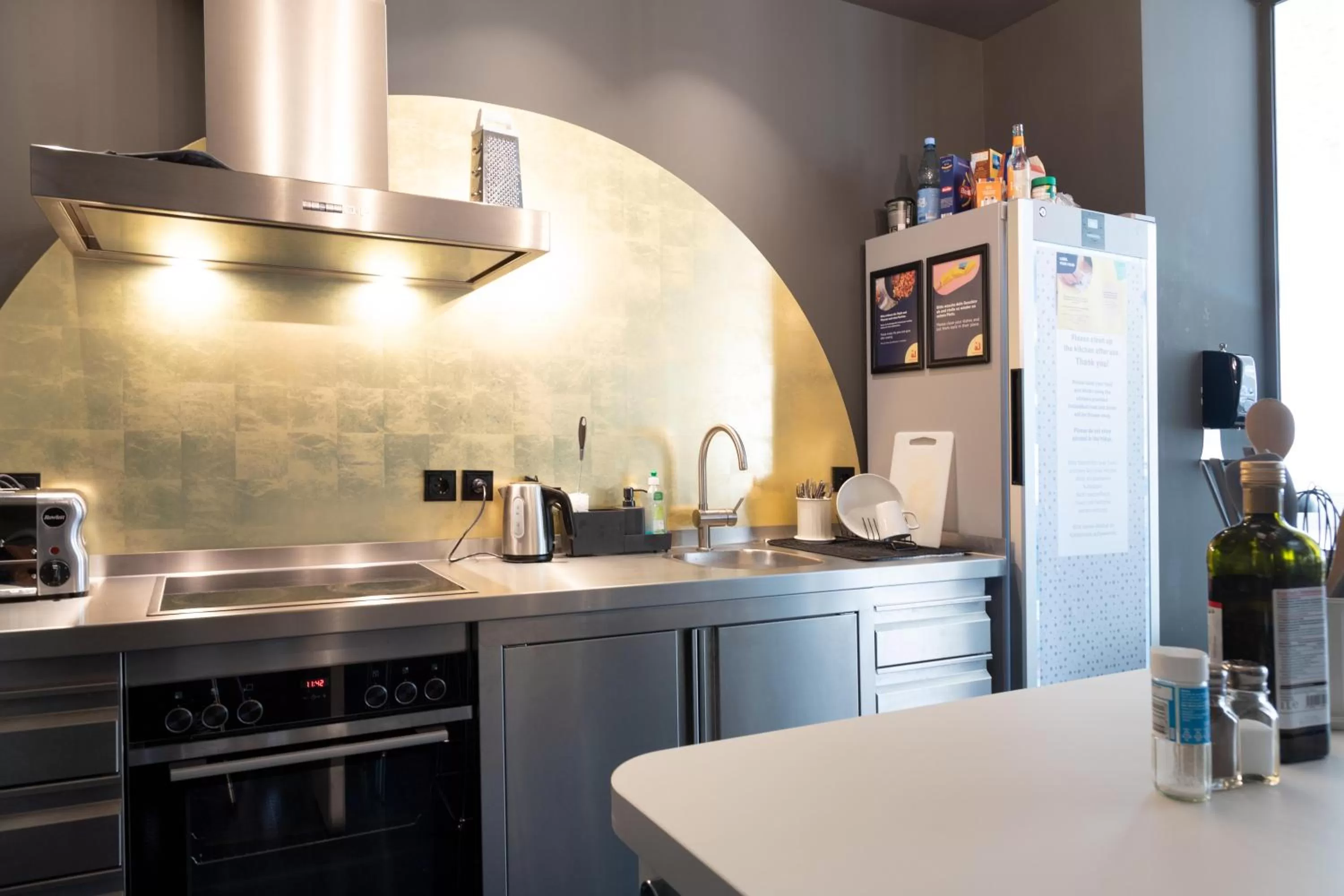 kitchen in MEININGER Hotel Bremen Hauptbahnhof