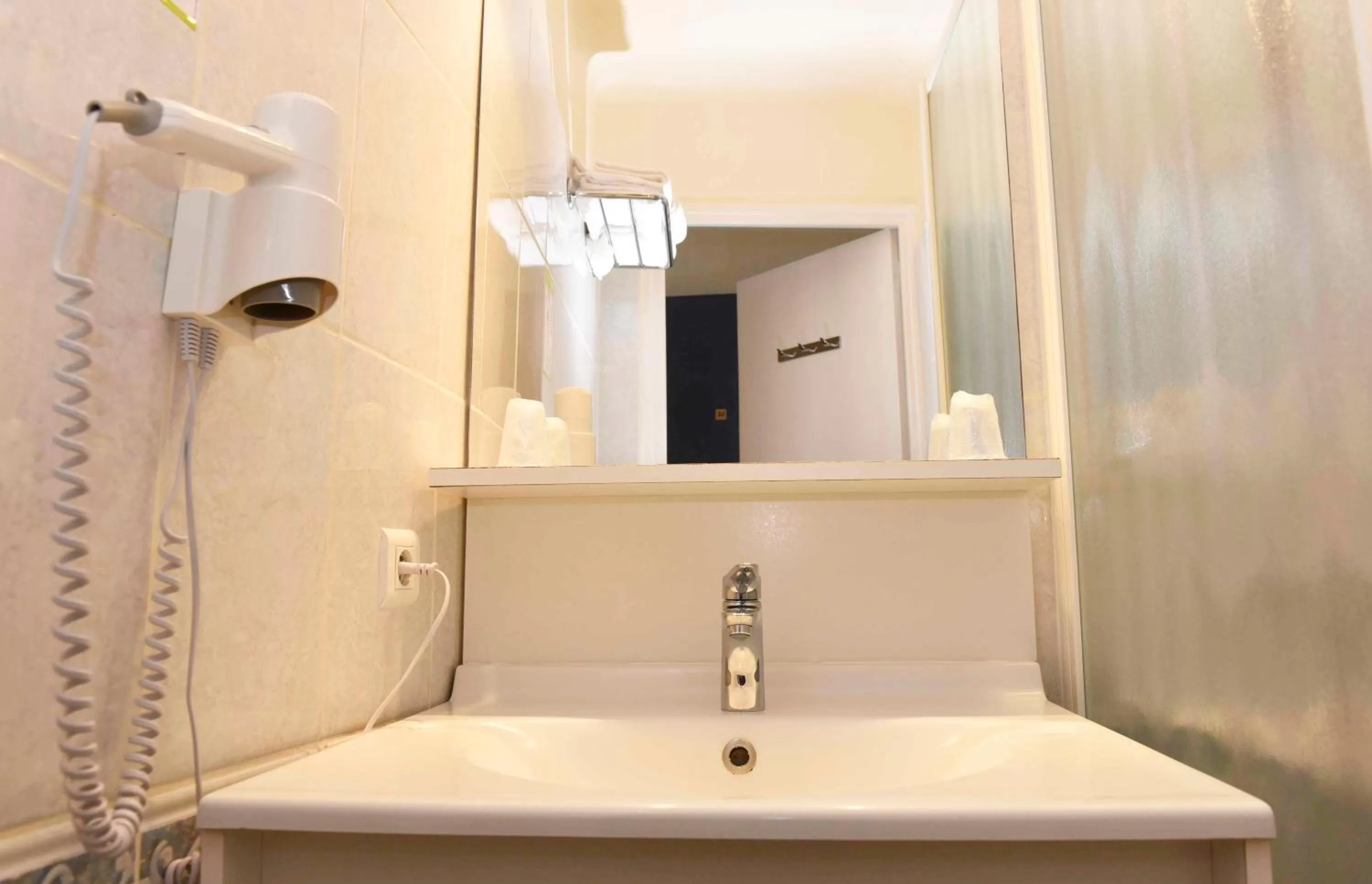 Bathroom in Azur Hôtel