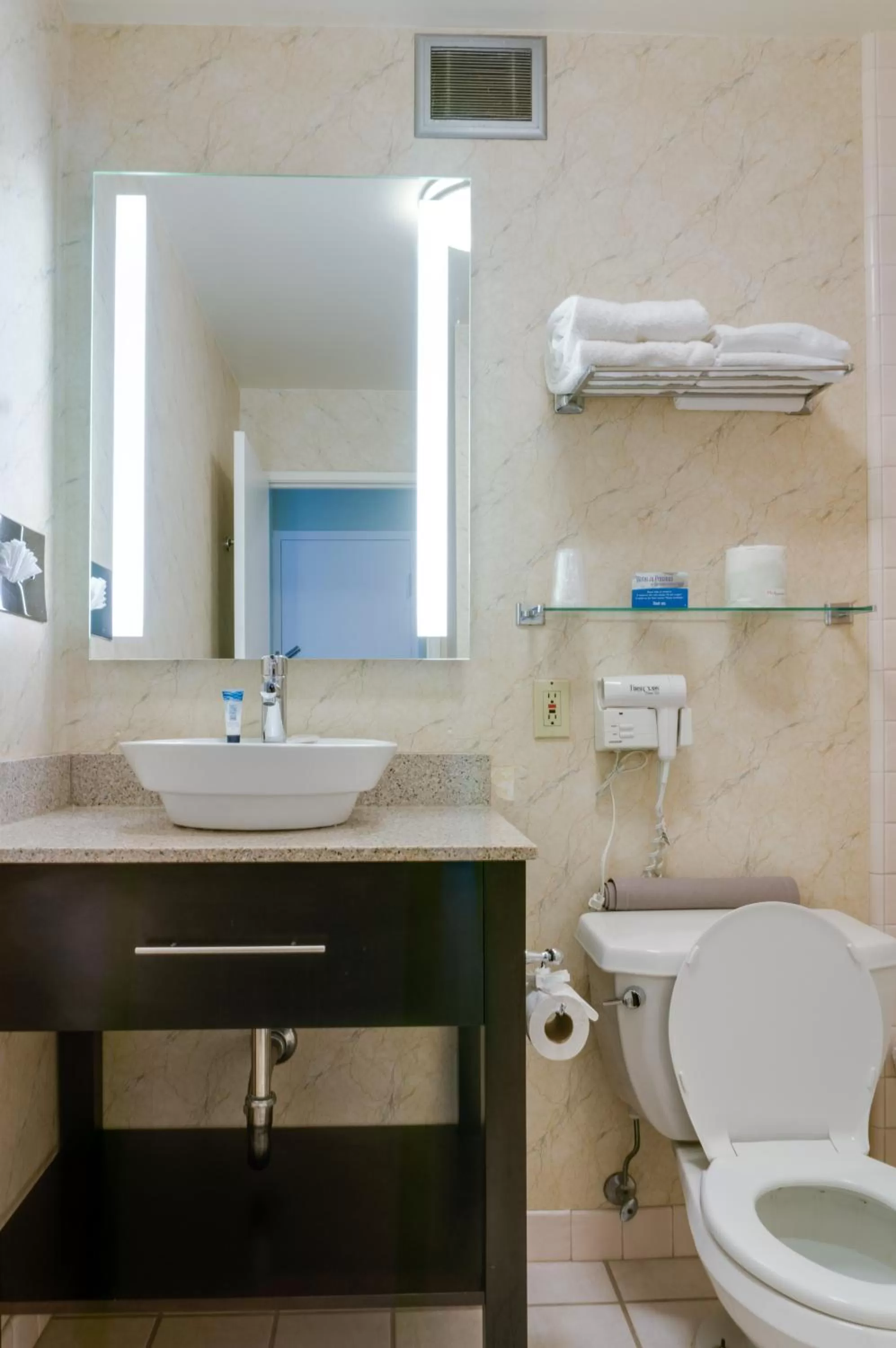 Bathroom in Red Lion Hotel Monterey